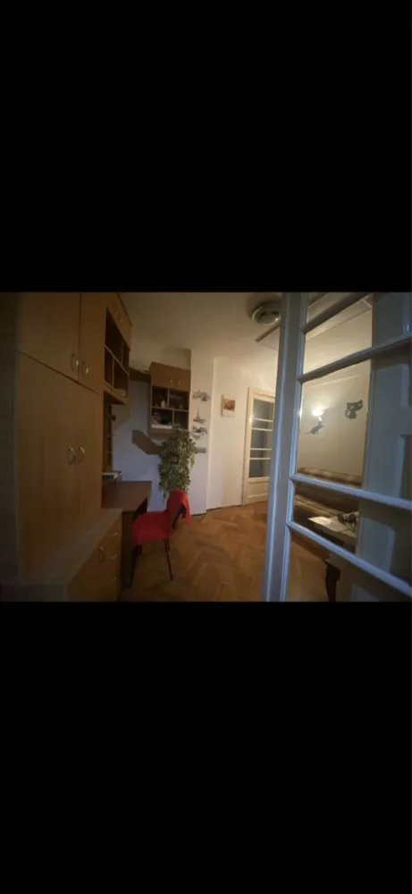 Apartament 2 camere Unirii - Apartament cu 2 camere, etaj 1 din 5, suprafata 45 mp utili, cu vedere la fantanile arteziene si la 2 minute de statia de metrou si la 5 minute de magazinul Unirii.