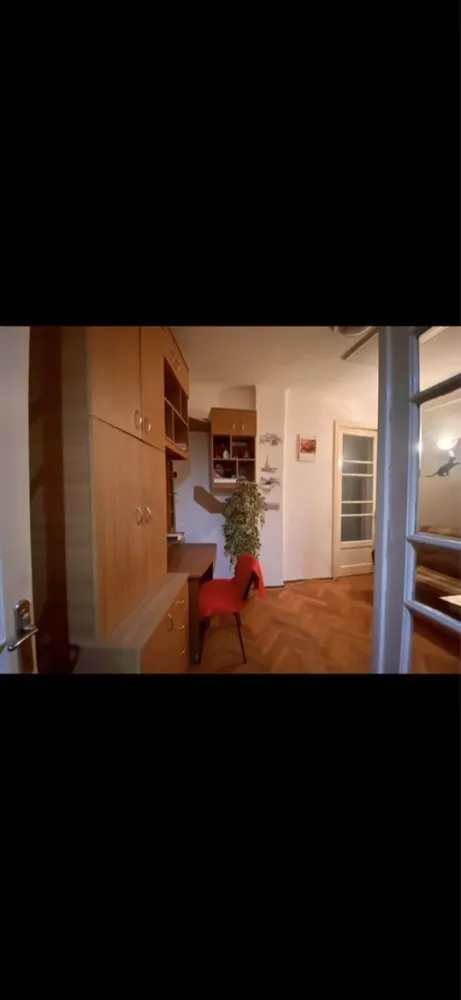 Apartament 2 camere Unirii - Apartament cu 2 camere, etaj 1 din 5, suprafata 45 mp utili, cu vedere la fantanile arteziene si la 2 minute de statia de metrou si la 5 minute de magazinul Unirii.