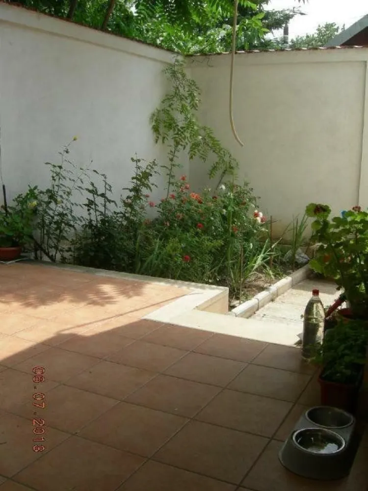 Vilă de vânzare în Sectorul 2, locuit plus potenţial pentru venit pasiv - Casă construită în 2003, cu grijă, materiale de calitate şi drag să locuiesc în ea, şi nu numai. Plasată în zonă centrală, între Calea Călăraşi şi Bulevardul Pache Protopopescu, o casă luminoasă, arhitectură modernă, în stil minimalist, pater + etaj, cu o suprafaţă construită de 189 m2 pe un teren de 183 m2 (199 m2 în actele de proprietate). Amprenta la sol este de 89,4 m2 lăsând aproape 94 m2 de curte, inclusiv loc pentru parcat două maşini. Particularitatea casei este împărţirea în două părţi distincte, una întinsă pe o parte a parterului si etaj destinată pentru locuit şi o parte, de aproape 60 m2 la parter amenajată în cabinet pentru profesie liberală. Cele două părţi sunt complet separate, cu întrări, curţi, centrale termice şi contorizare utilităţi separate. Ele pot fi pastrate separat sau transformate intr-un singur spatiu. Casa este finalizată cu terasă (nu acorperiş) izolată termic cu polistiren de 10 mm grosime, plasă si pietris. Şapa are decupaj care permite extinderea cu încă un etaj/mansarda. În prezent, decupajul respectiv este acoperit de ferestre Velux care asigură lumină naturală pe scara de acces la etaj. Casa este izolată termic cu polistiren de 5 mm grosime. Partea pentru locuit este împărţită după cum urmează (dimensiuni rotunjite): - parter: bucătărie/sufragerie (16 m2), toaletă (2,5m2), spaţiu sub scară utilizabil SAS, cameră tehnică (centrala termică+boiler)/cămară, terasă 20m2, curte de aproximativ 85 m2. Poarta de acces în curte este deservită de interfon cu deschidere atât de la parter cât şi de la etaj. - etaj: living (27 m2), spaţiu circulaţii (14 m2), baie (7 m2), dormitor 1 (16 m2) + dressing (5 m2), dormitor 2 (14 m2). Partea de cabinet (sau un apartament cu un dormitor) are următoarele spaţii: curte+terasă de acces (9m2), hol+living/sală de aşteptare (19m2), baie/ cabinet 1 (5 m2), SAS +toaletă (4 m2), bucătărie+sufragerie/cabinet 2 (14 m2), dormitor/cabinet 3 (11 m2). Poarta de acces în curte este deservită de interfon plus acces cu cartelă/cod. Convenabil plasată pentru vizibilitate şi acces uşor (staţie troleibus la 30 m). Hala Traian la 500 m, Kaufland la 300 m, Mall Vitan la 2 km, Scoala Iancului, Colegiul Mihai Viteazu, Facultatea de Inginerie a Instalaţiilor, Universitatea Naţională de Arte Teatrale şi Film, Universitatea Hyperion, toate pe o rază de 1 km. Dotata cu instalatie de supraveghere video si aparate de aer conditionat. Imobilul se vinde cu tot ce are in dotare, inclusiv mobilier deci poate fi utilizata imediat, cu minim efort. Poate fi interesant si ca investitie deoarece ambele parti pot fi inchiriate, aducand un venit lunar de peste 1500 euro. Cei interesaţi, vă rog să mă contactaţi pe adresa de e-mail sau prin mesaj WhatsApp .