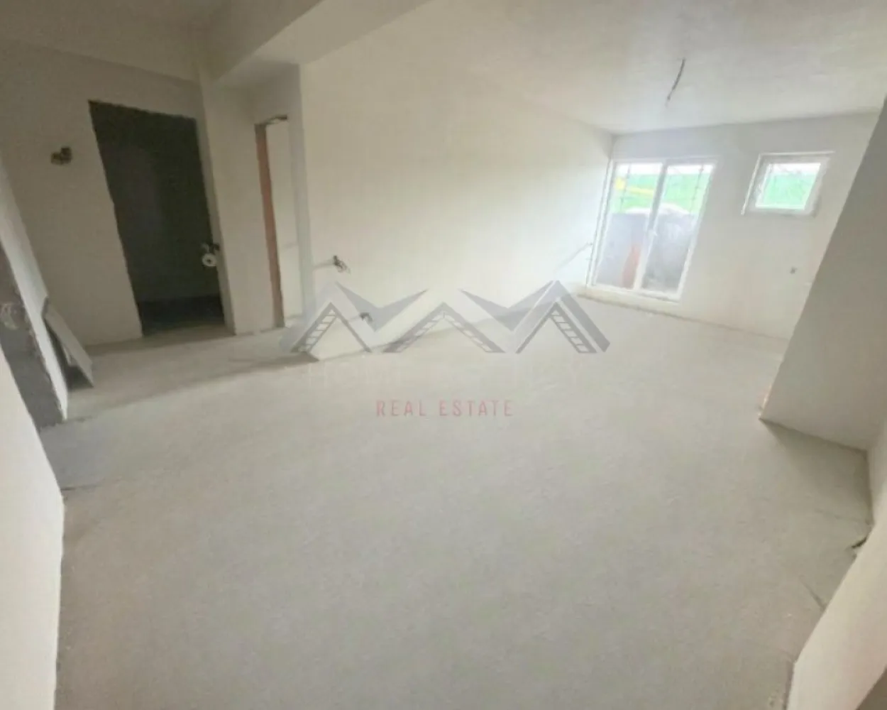 Apartament 2 camere Otopeni - Descoperă un apartament cu 2 camere foarte spațios, situat într-un ansamblu rezidențial nou din Otopeni — ideal pentru locuit sau investiție, cu acces rapid spre București, Aeroport Henri Coandă, Centură, precum și spre toate zonele de interes. Apartamentul este foarte luminos, iar compartimentarea este foarte funcțională: zonă de zi open-space foarte generoasă, hol compact dar eficient, plus acces spre balcon din ambele camere – atât din living, cât și din dormitor. Apartamentul se predă "la gata", cu finisaje moderne, baie complet echipată (gresie, faianță, obiecte sanitare) și centrală termică proprie. Avantaje cheie: - Apartament foarte spațios și ușor de amenajat - Finisaje complete, baie utilată, centrală proprie – predare la cheie, racordat la toate utilitățile publice - Comision 0% – achiziție direct de la dezvoltator - 1 loc de parcare inclus - Poziționare excelentă în Otopeni, cu acces rapid la DN1, Aeroportul Henri Coandă, centre comerciale și mijloace de transport Prețul afișat este final, include TVA, comision 0. 📞 Contactează-ne pentru planurile detaliate ale celor două variante, pentru a programa o vizită pe șantier sau pentru consultanță personalizată. Suntem aici să te ajutăm să alegi locuința care ți se potrivește perfect!