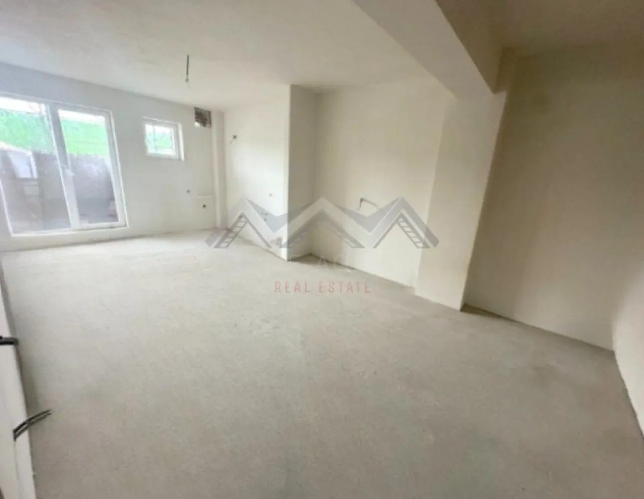 Apartament 2 camere Otopeni - Descoperă un apartament cu 2 camere foarte spațios, situat într-un ansamblu rezidențial nou din Otopeni — ideal pentru locuit sau investiție, cu acces rapid spre București, Aeroport Henri Coandă, Centură, precum și spre toate zonele de interes. Apartamentul este foarte luminos, iar compartimentarea este foarte funcțională: zonă de zi open-space foarte generoasă, hol compact dar eficient, plus acces spre balcon din ambele camere – atât din living, cât și din dormitor. Apartamentul se predă "la gata", cu finisaje moderne, baie complet echipată (gresie, faianță, obiecte sanitare) și centrală termică proprie. Avantaje cheie: - Apartament foarte spațios și ușor de amenajat - Finisaje complete, baie utilată, centrală proprie – predare la cheie, racordat la toate utilitățile publice - Comision 0% – achiziție direct de la dezvoltator - 1 loc de parcare inclus - Poziționare excelentă în Otopeni, cu acces rapid la DN1, Aeroportul Henri Coandă, centre comerciale și mijloace de transport Prețul afișat este final, include TVA, comision 0. 📞 Contactează-ne pentru planurile detaliate ale celor două variante, pentru a programa o vizită pe șantier sau pentru consultanță personalizată. Suntem aici să te ajutăm să alegi locuința care ți se potrivește perfect!