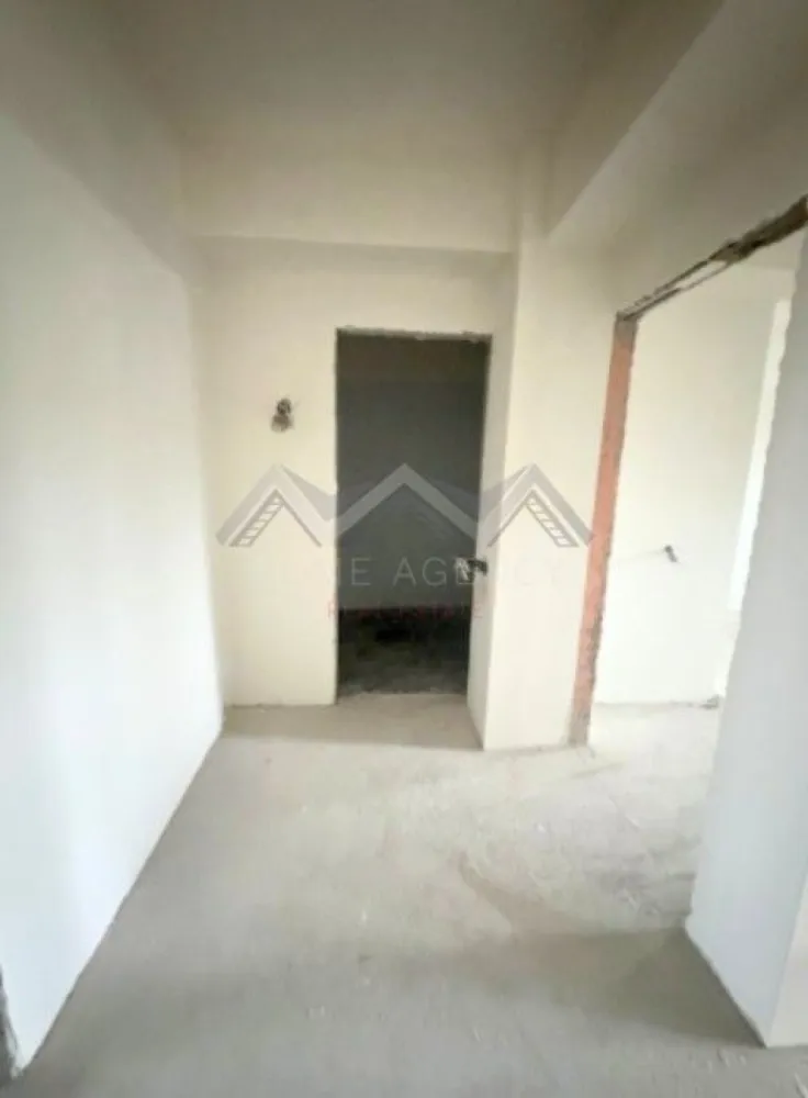 Apartament 2 camere Otopeni - Descoperă un apartament cu 2 camere foarte spațios, situat într-un ansamblu rezidențial nou din Otopeni — ideal pentru locuit sau investiție, cu acces rapid spre București, Aeroport Henri Coandă, Centură, precum și spre toate zonele de interes. Apartamentul este foarte luminos, iar compartimentarea este foarte funcțională: zonă de zi open-space foarte generoasă, hol compact dar eficient, plus acces spre balcon din ambele camere – atât din living, cât și din dormitor. Apartamentul se predă "la gata", cu finisaje moderne, baie complet echipată (gresie, faianță, obiecte sanitare) și centrală termică proprie. Avantaje cheie: - Apartament foarte spațios și ușor de amenajat - Finisaje complete, baie utilată, centrală proprie – predare la cheie, racordat la toate utilitățile publice - Comision 0% – achiziție direct de la dezvoltator - 1 loc de parcare inclus - Poziționare excelentă în Otopeni, cu acces rapid la DN1, Aeroportul Henri Coandă, centre comerciale și mijloace de transport Prețul afișat este final, include TVA, comision 0. 📞 Contactează-ne pentru planurile detaliate ale celor două variante, pentru a programa o vizită pe șantier sau pentru consultanță personalizată. Suntem aici să te ajutăm să alegi locuința care ți se potrivește perfect!