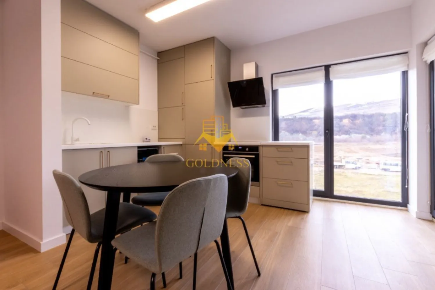 2 camere, modern, parcare, bloc nou, Floresti, zona Tineretului - GOLDNESS Imobiliare vă propune spre închiriere un apartament cu 2 camere complet mobilat și utilat, la etajul 2 într-un imobil de 5 etaje, în Floresti. Apartamentul este compartimentat astfel:
 - dormitor cu pat matrimonial, dressing, noptiere
 - living cu bucatarie open-space complet utilată, canapea, loc de servit masa 
 - baie cu cada, calorifer port prosop inox și dulap pentru depozitare.
 - terasa de 4 mp.

Imobilul este dotat cu toate cele necesare- centrală proprie, mașină de spălat haine, frigider, plită electrică, hotă, etc. 
Se află în apropierea stațiilor de transport în comun, magazine, restaurante, spații verzi, farmacii, etc. 
Dispune de parcare !

Dacă sunteți interesați de acest apartament și doriți să îl vizionați, dar și pentru alte oferte sau detalii nu ezitați să ne contactați telefonic sau prin e-mail - goldnessimobiliare@gmail.com. Vă stăm la dispoziție!