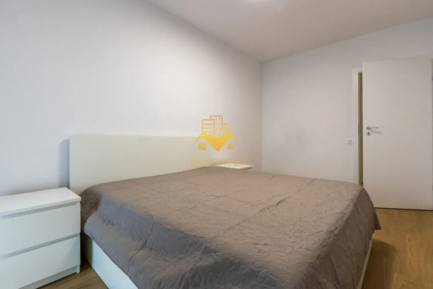 2 camere, modern, parcare, bloc nou, Floresti, zona Tineretului - GOLDNESS Imobiliare vă propune spre închiriere un apartament cu 2 camere complet mobilat și utilat, la etajul 2 într-un imobil de 5 etaje, în Floresti. Apartamentul este compartimentat astfel:
 - dormitor cu pat matrimonial, dressing, noptiere
 - living cu bucatarie open-space complet utilată, canapea, loc de servit masa 
 - baie cu cada, calorifer port prosop inox și dulap pentru depozitare.
 - terasa de 4 mp.

Imobilul este dotat cu toate cele necesare- centrală proprie, mașină de spălat haine, frigider, plită electrică, hotă, etc. 
Se află în apropierea stațiilor de transport în comun, magazine, restaurante, spații verzi, farmacii, etc. 
Dispune de parcare !

Dacă sunteți interesați de acest apartament și doriți să îl vizionați, dar și pentru alte oferte sau detalii nu ezitați să ne contactați telefonic sau prin e-mail - goldnessimobiliare@gmail.com. Vă stăm la dispoziție!