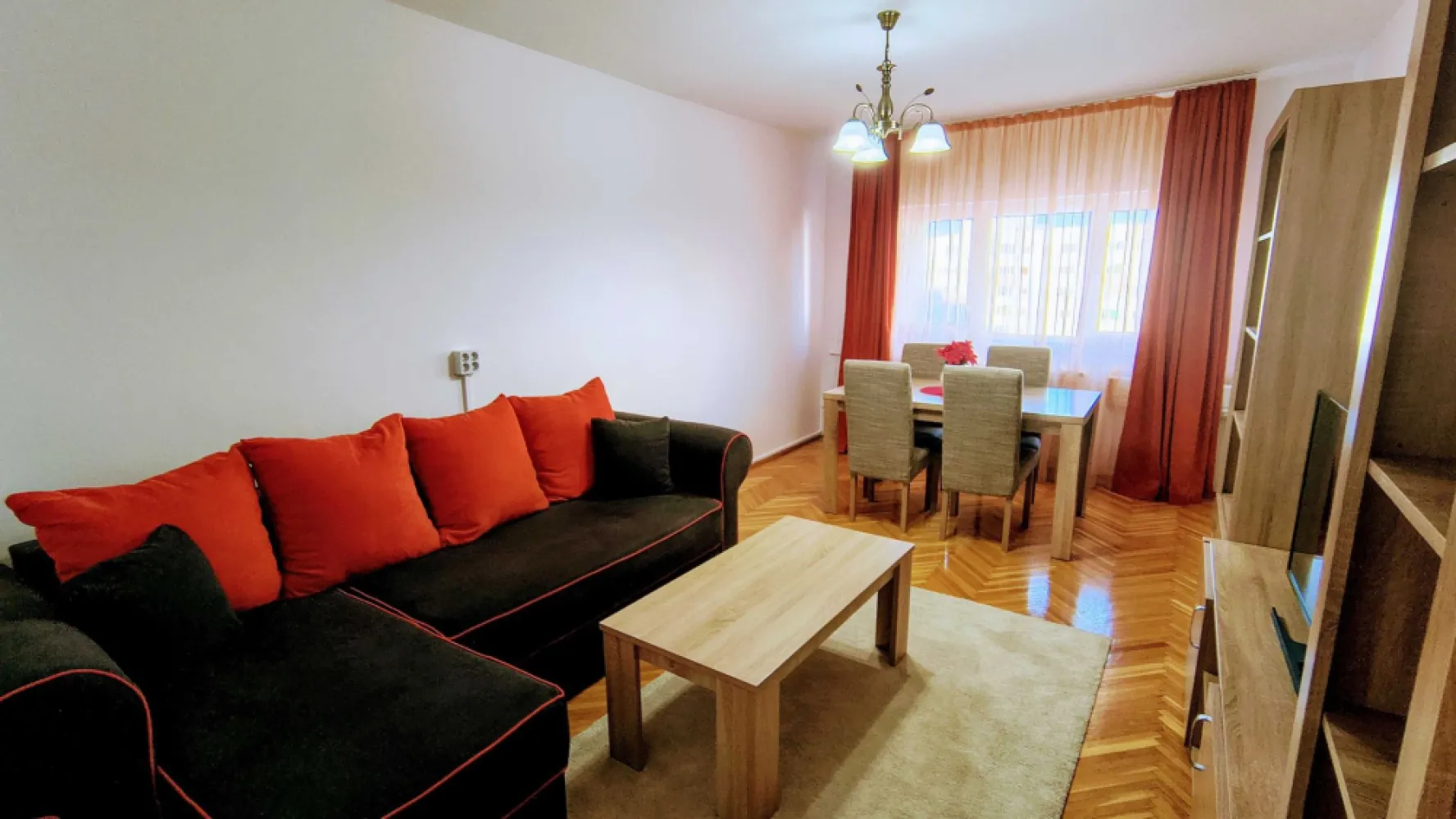 Inchiriez Ap 4 cam 110 mp cochet 2 bai Piata 1 Mai Kiseleff - Ofer spre inchiriere un apartament decomandat de 4 camere situat pe bd. Ion Mihalache, la 3 minute de Parcul Kiseleff si de Piata Victoriei, si la 15 minute de Herastrau. Amplasarea este deosebita, oferind acces rapid la transport public (autobuze 381, 205, 282, tramvaie 45, 20), scoli si licee de prestigiu (Vianu, Neculce), magazine, piete, sali de sport, banci, farmacii, centre comerciale. Intretinerea este accesibila, caldura si apa sunt contorizate. Apartamentul ofera un ambient placut, este renovat, proaspat zugravit, este situat la etajul 6 din 10 al unui bloc din 1984 cu structura de beton, foarte rezistent, recent reabilitat, curat si linistit, si are o suprafata totala de 110 mp, compusa din 3 dormitoare , un living de 20 mp cu zona de dining, o bucatarie inchisa spatioasa de 12 mp, complet mobilata si utilata, doua bai, din care una cu cada si geam si una cu dus, un hol generos cu un dressing mare amenajat si doua debarale, doua balcoane inchise cu tamplarie termopan, din care unul se intinde pe suprafata unui dormitor si a bucatariei, cu acces din ambele camere, fiind ideal pentru savurarea unui pahar de vin seara admirand privelistea cartierului. Dispune de spatii generoase de depozitare, este utilat cu frigider, aragaz, hota, cuptor cu microunde, masina de spalat, trei aparate aer conditionat, boiler, 2 televizoare - din care unul smart, senzor de gaz si are ca imbunatatiri parchet de stejar bine ingrijit, gresie, faianta, ferestre termopan, usa metalica la intrare, usi interioare de lemn. Vara apartamentul este racoros avand orientare nord-est. Apartamentul se inchiriaza mobilat si utilat precum in imagini, sufrageria este mobilata complet, canapeaua fiind extensibila, un dormitor este mobilat complet cu pat dublu, 2 noptiere, comoda si sifonier, un alt dormitor este mobilat cu o canapea extensibila, un birou si un scaun, iar altul cu un pat , un dulap, o comoda, un birou si un scaun. Se mai poate adauga mobila la cerere conform dorintelor si nevoilor chiriasilor. Datorita spatiului generos si pozitiei centrale, este ideal pentru o familie care lucreaza de acasa sau pentru o familie activa.
