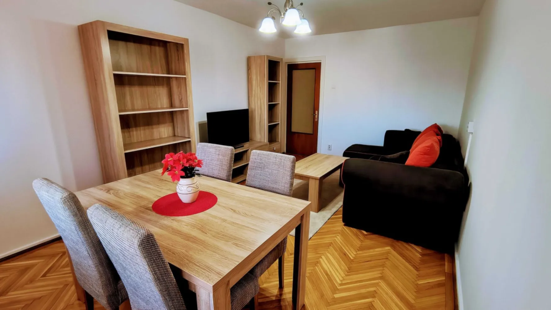Inchiriez Ap 4 cam 110 mp cochet 2 bai Piata 1 Mai Kiseleff - Ofer spre inchiriere un apartament decomandat de 4 camere situat pe bd. Ion Mihalache, la 3 minute de Parcul Kiseleff si de Piata Victoriei, si la 15 minute de Herastrau. Amplasarea este deosebita, oferind acces rapid la transport public (autobuze 381, 205, 282, tramvaie 45, 20), scoli si licee de prestigiu (Vianu, Neculce), magazine, piete, sali de sport, banci, farmacii, centre comerciale. Intretinerea este accesibila, caldura si apa sunt contorizate. Apartamentul ofera un ambient placut, este renovat, proaspat zugravit, este situat la etajul 6 din 10 al unui bloc din 1984 cu structura de beton, foarte rezistent, recent reabilitat, curat si linistit, si are o suprafata totala de 110 mp, compusa din 3 dormitoare , un living de 20 mp cu zona de dining, o bucatarie inchisa spatioasa de 12 mp, complet mobilata si utilata, doua bai, din care una cu cada si geam si una cu dus, un hol generos cu un dressing mare amenajat si doua debarale, doua balcoane inchise cu tamplarie termopan, din care unul se intinde pe suprafata unui dormitor si a bucatariei, cu acces din ambele camere, fiind ideal pentru savurarea unui pahar de vin seara admirand privelistea cartierului. Dispune de spatii generoase de depozitare, este utilat cu frigider, aragaz, hota, cuptor cu microunde, masina de spalat, trei aparate aer conditionat, boiler, 2 televizoare - din care unul smart, senzor de gaz si are ca imbunatatiri parchet de stejar bine ingrijit, gresie, faianta, ferestre termopan, usa metalica la intrare, usi interioare de lemn. Vara apartamentul este racoros avand orientare nord-est. Apartamentul se inchiriaza mobilat si utilat precum in imagini, sufrageria este mobilata complet, canapeaua fiind extensibila, un dormitor este mobilat complet cu pat dublu, 2 noptiere, comoda si sifonier, un alt dormitor este mobilat cu o canapea extensibila, un birou si un scaun, iar altul cu un pat , un dulap, o comoda, un birou si un scaun. Se mai poate adauga mobila la cerere conform dorintelor si nevoilor chiriasilor. Datorita spatiului generos si pozitiei centrale, este ideal pentru o familie care lucreaza de acasa sau pentru o familie activa.