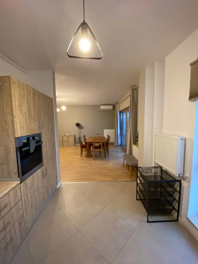 Apartament 4 Camere Zona Sisesti de închiriat - Apartament 4 camere zona Sisesti Jandarmeriei în Atlantic City Residence: -anul construcției 2017 -etaj 5/10 -suprafata utila 100m2 - 1 loc de parcare subteran la -2 - centrala proprie - mobilat - Bucatarie complet utilata - Emag easybox si Mega Image la parter - disponibil din data de 10 februarie 2025 Compartimentare: Living Bucatarie Dormitor Fără Baie Baie Comuna cu intrare din hol/ living Dormitor cu baie 1 camera birou/ dormitor single 2 balcoane Pentru mai multe detalii va rog sa ma contactați.