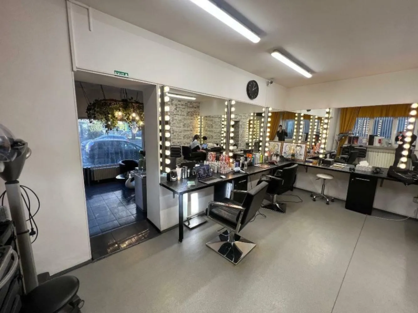 Inchiriez spatiu comercial stradal 100mp parter/Dorobanti/Metrou Stefan cel Mare - Vila renovata. Se inchiriaza spatiul comercial de la parter, intrare direct din strada. Pretabil orcarei activitati comerciale, trafic pietonal intens datorat locatiei. Vis a vis de statia de de tramvai nr. 5 si de statia de metrou Stefan cel Mare, foarte aproape de Calea Dorobanti, in vecinatatea stadionului Dinamo, foarte aproape de Parcul Circului. Parcare in curte. Se poate inchiria mobilat sau gol.