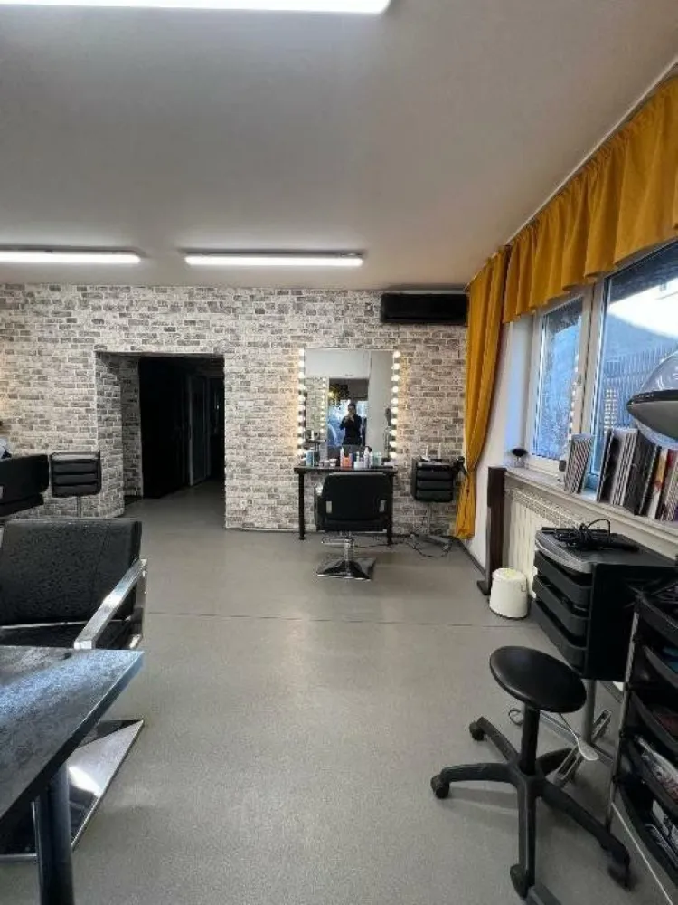 Inchiriez spatiu comercial stradal 100mp parter/Dorobanti/Metrou Stefan cel Mare - Vila renovata. Se inchiriaza spatiul comercial de la parter, intrare direct din strada. Pretabil orcarei activitati comerciale, trafic pietonal intens datorat locatiei. Vis a vis de statia de de tramvai nr. 5 si de statia de metrou Stefan cel Mare, foarte aproape de Calea Dorobanti, in vecinatatea stadionului Dinamo, foarte aproape de Parcul Circului. Parcare in curte. Se poate inchiria mobilat sau gol.