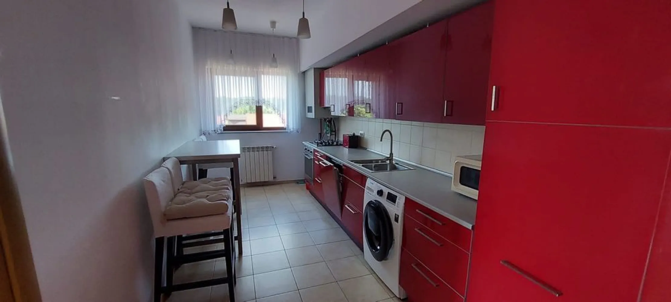 Apartament 4 camere, 136mp, Zoo Baneasa - Apartament de 4 camere de inchiriat in zona Iancu Nicolae, situat pe Strada Drumul Potcoavei, la 2 min de Gradina Zoologica Suprafata generoasa de 120mp + Terasa de 15 mp Dormitorul matrimonial dispune de baie proprie si dressing Bucataria este separata de living, se poate gati confortabil Apartamentul are si un loc de parcare subteran, inclus. Se inchiriaza complet mobilar si utilat Disponbil de la 1 august 2025