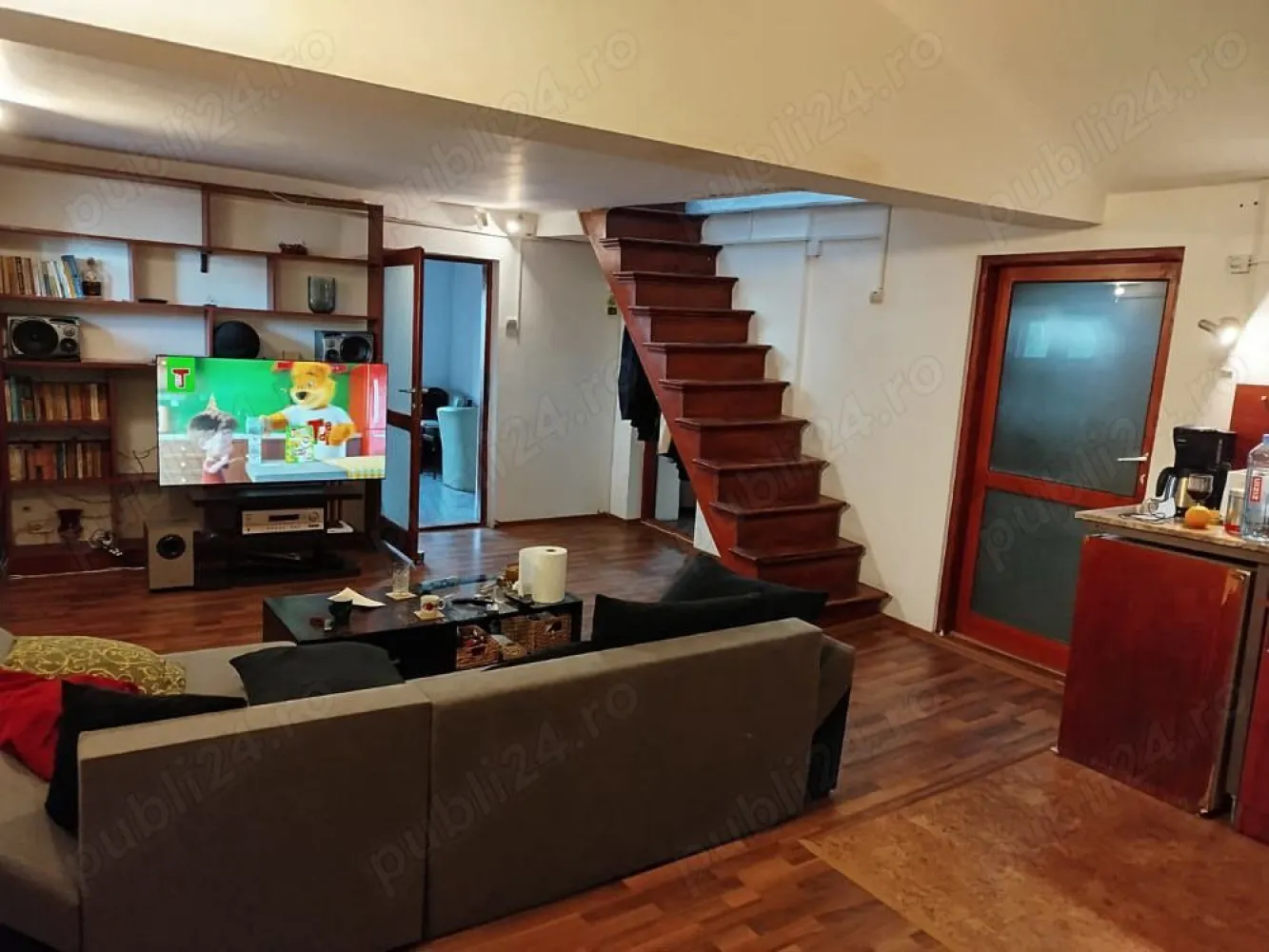 BRASADAS vinde casa cu 14 camere in Iasi zona CENTRALA. - Agenția BRASADAS vinde un imobil cu o arhitectura deosebita, situat in centrul orasului Iasi, zona Tg Cucu, la 5 minute de tribunal, pe strada Albinet. nr. 1. Suprafata terenului este de 358 mp, iar suprafata utila este 400 mp, dispusa pe 3 nivele si este compusa din 14 camere, 2 bucatari, 6 bai si 1 terasa. Casa este realizata din caramida de foarta buna calitate, ranforsarile folosite deasupra usilor si ferestrelor precum si a altor elemente arhitecturale sunt realizate din elemente metalice (sina tren), unele plansee sunt realizate din beton altele din lemn, impresia generala este una placuta, de casa asezata, cu multiplele elemente vintage. Curtea este suficienta pentru a crea pana la 8 locuri de parcare.