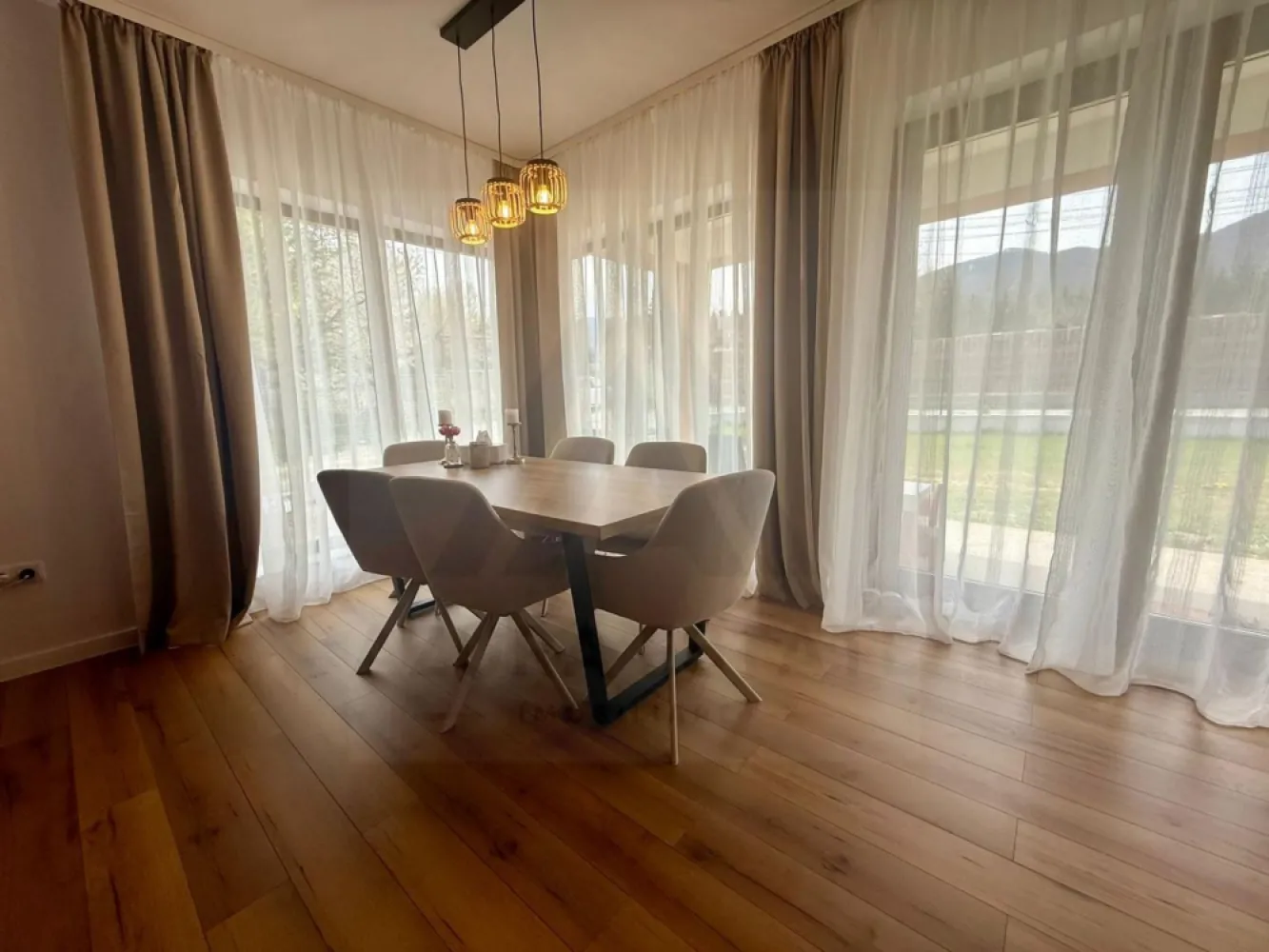 Casa individuala premium 145 mp utili pe un nivel teren 500 mp in Sadu - Agenția imobiliară Azura Estate vă propune spre vânzare o casă deosebită situată în Sadu, județul Sibiu, una dintre cele mai pitorești și liniștite localități din zonă, înconjurată de natură, păduri și cu o priveliște superbă spre munți. Proprietatea se remarcă prin calitatea excepțională a construcției — edificată din cărămidă Porotherm 30 cm și izolată termic exterior în 2025, parchet lemn masiv, incalzire in pardoseala, tripane — oferind eficiență energetică ridicată, confort termic optim și costuri reduse de întreținere pe termen lung. Casa este nelocuită, în stare impecabilă, gata de mutare imediată. Orientare Sud-Vest | Vedere la munți | Stradă privată | Totul nou 📐 Suprafețe Utilă: 144,7 mp | Construită: 178 mp | Teren: 500 mp 🏠 Compartimentare: Living + Dining 46,2 mp – ferestre panoramice, vedere la munți Bucătărie închisă 8,8 mp – complet echipată Samsung 3 dormitoare: 12,7 / 13,9 / 10,8 mp (unul cu baie en-suite + dressing 4,7 mp) 2 băi 5,1 mp fiecare – finisaje de boutique hotel Hol 7 mp | SAS 5,6 mp | Cămară 2,9 mp | Cameră tehnică 4,9 mp 2 terase acoperite 4,2 + 12,8 mp + pod ✨ Dotări & finisaje: Încălzire în pardoseală | Tâmplărie tripan Mobilă Staer | Electrocasnice Samsung încorporate Canapea Sofa Belle (4.000 euro) Parchet lemn masiv | Gresie efect marmură Băi cu design unic – cadă freestanding, duș ploaie, robineți gold/negru mat, oglinzi LED Toate achizițiile au factură. Pretul de vanzare este de 268.000 euro neg!
