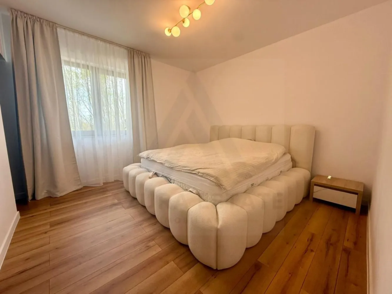 Casa individuala premium 145 mp utili pe un nivel teren 500 mp in Sadu - Agenția imobiliară Azura Estate vă propune spre vânzare o casă deosebită situată în Sadu, județul Sibiu, una dintre cele mai pitorești și liniștite localități din zonă, înconjurată de natură, păduri și cu o priveliște superbă spre munți. Proprietatea se remarcă prin calitatea excepțională a construcției — edificată din cărămidă Porotherm 30 cm și izolată termic exterior în 2025, parchet lemn masiv, incalzire in pardoseala, tripane — oferind eficiență energetică ridicată, confort termic optim și costuri reduse de întreținere pe termen lung. Casa este nelocuită, în stare impecabilă, gata de mutare imediată. Orientare Sud-Vest | Vedere la munți | Stradă privată | Totul nou 📐 Suprafețe Utilă: 144,7 mp | Construită: 178 mp | Teren: 500 mp 🏠 Compartimentare: Living + Dining 46,2 mp – ferestre panoramice, vedere la munți Bucătărie închisă 8,8 mp – complet echipată Samsung 3 dormitoare: 12,7 / 13,9 / 10,8 mp (unul cu baie en-suite + dressing 4,7 mp) 2 băi 5,1 mp fiecare – finisaje de boutique hotel Hol 7 mp | SAS 5,6 mp | Cămară 2,9 mp | Cameră tehnică 4,9 mp 2 terase acoperite 4,2 + 12,8 mp + pod ✨ Dotări & finisaje: Încălzire în pardoseală | Tâmplărie tripan Mobilă Staer | Electrocasnice Samsung încorporate Canapea Sofa Belle (4.000 euro) Parchet lemn masiv | Gresie efect marmură Băi cu design unic – cadă freestanding, duș ploaie, robineți gold/negru mat, oglinzi LED Toate achizițiile au factură. Pretul de vanzare este de 268.000 euro neg!