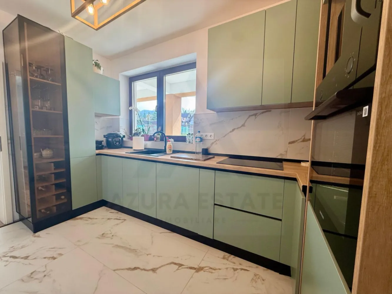 Casa individuala premium 145 mp utili pe un nivel teren 500 mp in Sadu - Agenția imobiliară Azura Estate vă propune spre vânzare o casă deosebită situată în Sadu, județul Sibiu, una dintre cele mai pitorești și liniștite localități din zonă, înconjurată de natură, păduri și cu o priveliște superbă spre munți. Proprietatea se remarcă prin calitatea excepțională a construcției — edificată din cărămidă Porotherm 30 cm și izolată termic exterior în 2025, parchet lemn masiv, incalzire in pardoseala, tripane — oferind eficiență energetică ridicată, confort termic optim și costuri reduse de întreținere pe termen lung. Casa este nelocuită, în stare impecabilă, gata de mutare imediată. Orientare Sud-Vest | Vedere la munți | Stradă privată | Totul nou 📐 Suprafețe Utilă: 144,7 mp | Construită: 178 mp | Teren: 500 mp 🏠 Compartimentare: Living + Dining 46,2 mp – ferestre panoramice, vedere la munți Bucătărie închisă 8,8 mp – complet echipată Samsung 3 dormitoare: 12,7 / 13,9 / 10,8 mp (unul cu baie en-suite + dressing 4,7 mp) 2 băi 5,1 mp fiecare – finisaje de boutique hotel Hol 7 mp | SAS 5,6 mp | Cămară 2,9 mp | Cameră tehnică 4,9 mp 2 terase acoperite 4,2 + 12,8 mp + pod ✨ Dotări & finisaje: Încălzire în pardoseală | Tâmplărie tripan Mobilă Staer | Electrocasnice Samsung încorporate Canapea Sofa Belle (4.000 euro) Parchet lemn masiv | Gresie efect marmură Băi cu design unic – cadă freestanding, duș ploaie, robineți gold/negru mat, oglinzi LED Toate achizițiile au factură. Pretul de vanzare este de 268.000 euro neg!