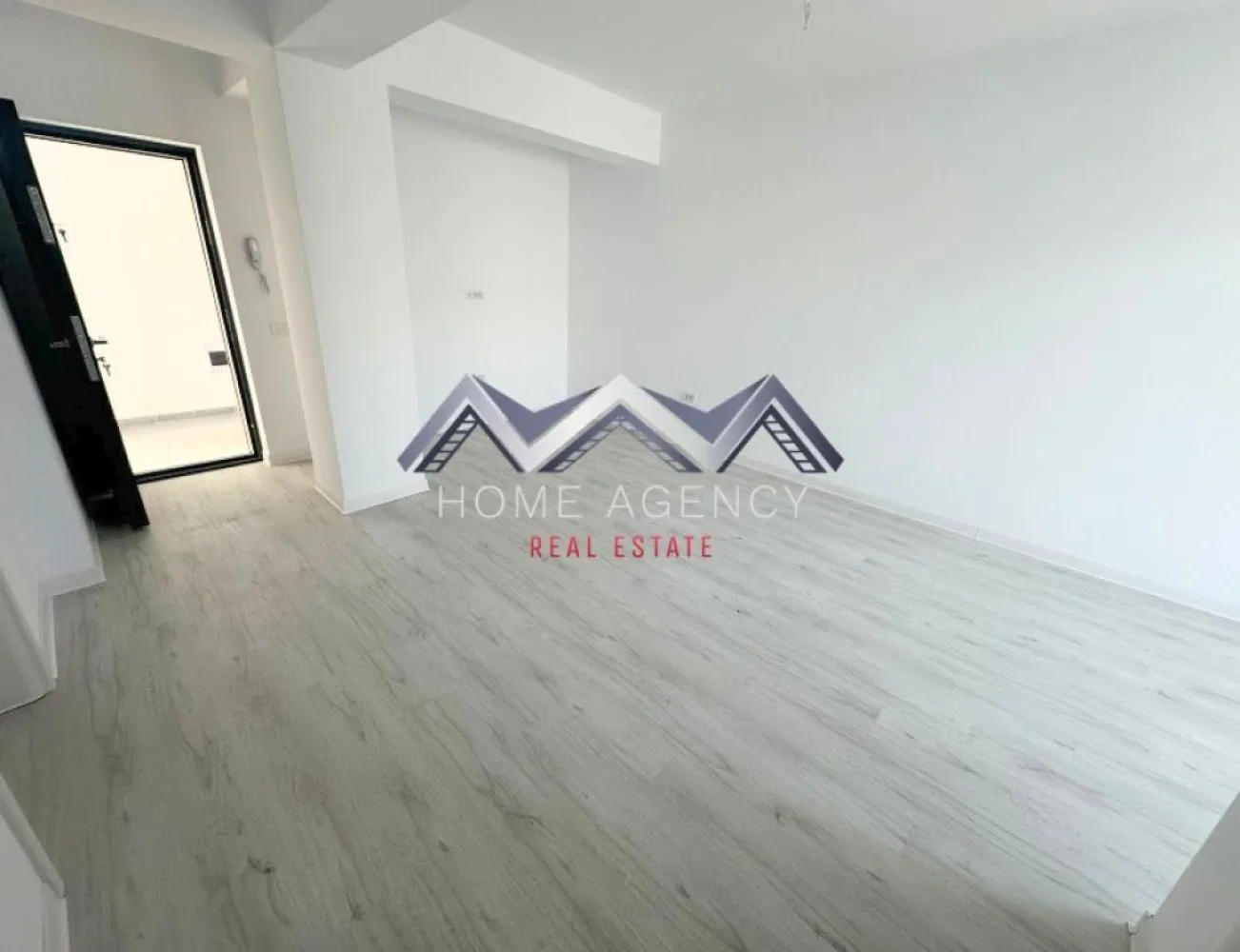 Apartament 2 camere | bucătărie închisă | Otopeni central - Vă propunem, spre vânzare, un apartament modern de 2 camere, situat într-un imobil nou (D+P+3) aflat chiar în centrul orașului Otopeni, la maxim 15 minute de mers pe jos de DN1 și viitoarea stație de metrou. Este alegerea ideală dacă îți dorești un cămin confortabil, eficient energetic și cu acces rapid la toate punctele de interes sau dacă vrei o investiție sigură pentru închiriere pe termen lung ori regim hotelier (Airbnb, Booking). Apartamentul este amplasat într-o zonă centrală, dar liniștită, la doar câteva minute de mers pe jos toate facilitățile de care ai nevoie: restaurante, supermarketuri, bănci, piață, farmacii, transport public etc. Accesul către DN1, Aeroportul Henri Coandă, Centură și viitoarea stație de metrou se face rapid și ușor, ceea ce transformă această locație într-una extrem de practică atât pentru locuit, cât și pentru investiție. În plus, zona se bucură de infrastructură modernizată și de un cadru rezidențial plăcut, cu vecinătăți selecte. Imobilul se remarcă printr-o compartimentare practică și bine gândită, care asigură confort și funcționalitate în fiecare încăpere. Livingul este luminos și aerisit, cu acces direct spre balcon, ceea ce adaugă un plus de spațiu și luminozitate. Bucătăria este închisă, oferind intimitate și un spațiu separat pentru gătit, și, precum dormitorul, beneficiază de acces spre o terasă generoasă de 7.71 mp – un loc ideal pentru relaxare sau momente petrecute în aer liber. Baia este complet utilată și finisată cu obiecte sanitare moderne. Confortul termic este asigurat de centrală proprie și de sistemul de încălzire prin pardoseală, care oferă un climat uniform și economic în întreaga locuință. Toate utilitățile sunt contorizate individual (apă, gaze, electricitate) și racordate la rețele publice de canalizare și infrastructură. Prețul afișat este final, include TVA și un loc de parcare. Programează acum o vizionare cu echipa de vânzări!