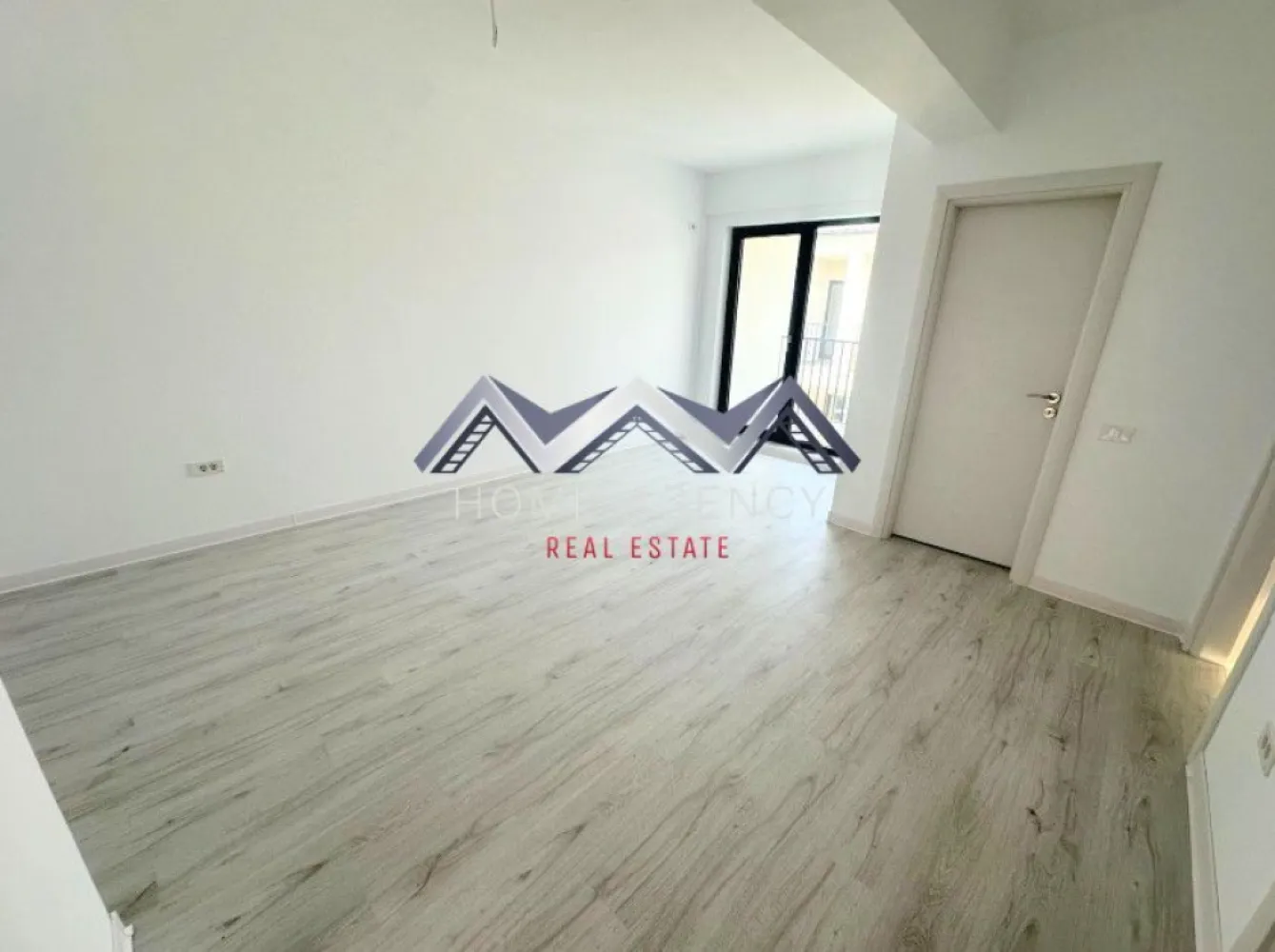 Apartament 2 camere | bucătărie închisă | Otopeni central - Vă propunem, spre vânzare, un apartament modern de 2 camere, situat într-un imobil nou (D+P+3) aflat chiar în centrul orașului Otopeni, la maxim 15 minute de mers pe jos de DN1 și viitoarea stație de metrou. Este alegerea ideală dacă îți dorești un cămin confortabil, eficient energetic și cu acces rapid la toate punctele de interes sau dacă vrei o investiție sigură pentru închiriere pe termen lung ori regim hotelier (Airbnb, Booking). Apartamentul este amplasat într-o zonă centrală, dar liniștită, la doar câteva minute de mers pe jos toate facilitățile de care ai nevoie: restaurante, supermarketuri, bănci, piață, farmacii, transport public etc. Accesul către DN1, Aeroportul Henri Coandă, Centură și viitoarea stație de metrou se face rapid și ușor, ceea ce transformă această locație într-una extrem de practică atât pentru locuit, cât și pentru investiție. În plus, zona se bucură de infrastructură modernizată și de un cadru rezidențial plăcut, cu vecinătăți selecte. Imobilul se remarcă printr-o compartimentare practică și bine gândită, care asigură confort și funcționalitate în fiecare încăpere. Livingul este luminos și aerisit, cu acces direct spre balcon, ceea ce adaugă un plus de spațiu și luminozitate. Bucătăria este închisă, oferind intimitate și un spațiu separat pentru gătit, și, precum dormitorul, beneficiază de acces spre o terasă generoasă de 7.71 mp – un loc ideal pentru relaxare sau momente petrecute în aer liber. Baia este complet utilată și finisată cu obiecte sanitare moderne. Confortul termic este asigurat de centrală proprie și de sistemul de încălzire prin pardoseală, care oferă un climat uniform și economic în întreaga locuință. Toate utilitățile sunt contorizate individual (apă, gaze, electricitate) și racordate la rețele publice de canalizare și infrastructură. Prețul afișat este final, include TVA și un loc de parcare. Programează acum o vizionare cu echipa de vânzări!