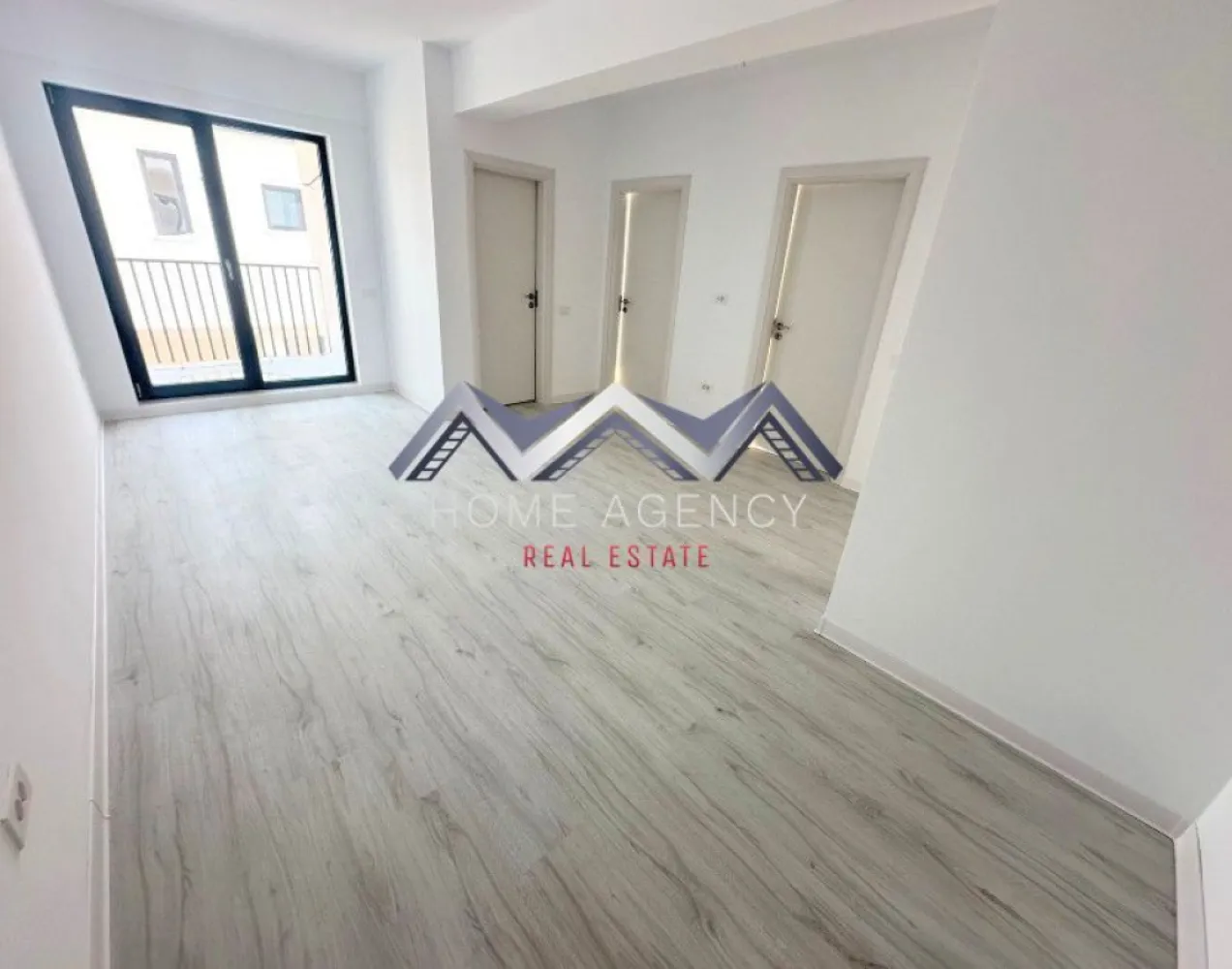 Apartament 2 camere | bucătărie închisă | Otopeni central - Vă propunem, spre vânzare, un apartament modern de 2 camere, situat într-un imobil nou (D+P+3) aflat chiar în centrul orașului Otopeni, la maxim 15 minute de mers pe jos de DN1 și viitoarea stație de metrou. Este alegerea ideală dacă îți dorești un cămin confortabil, eficient energetic și cu acces rapid la toate punctele de interes sau dacă vrei o investiție sigură pentru închiriere pe termen lung ori regim hotelier (Airbnb, Booking). Apartamentul este amplasat într-o zonă centrală, dar liniștită, la doar câteva minute de mers pe jos toate facilitățile de care ai nevoie: restaurante, supermarketuri, bănci, piață, farmacii, transport public etc. Accesul către DN1, Aeroportul Henri Coandă, Centură și viitoarea stație de metrou se face rapid și ușor, ceea ce transformă această locație într-una extrem de practică atât pentru locuit, cât și pentru investiție. În plus, zona se bucură de infrastructură modernizată și de un cadru rezidențial plăcut, cu vecinătăți selecte. Imobilul se remarcă printr-o compartimentare practică și bine gândită, care asigură confort și funcționalitate în fiecare încăpere. Livingul este luminos și aerisit, cu acces direct spre balcon, ceea ce adaugă un plus de spațiu și luminozitate. Bucătăria este închisă, oferind intimitate și un spațiu separat pentru gătit, și, precum dormitorul, beneficiază de acces spre o terasă generoasă de 7.71 mp – un loc ideal pentru relaxare sau momente petrecute în aer liber. Baia este complet utilată și finisată cu obiecte sanitare moderne. Confortul termic este asigurat de centrală proprie și de sistemul de încălzire prin pardoseală, care oferă un climat uniform și economic în întreaga locuință. Toate utilitățile sunt contorizate individual (apă, gaze, electricitate) și racordate la rețele publice de canalizare și infrastructură. Prețul afișat este final, include TVA și un loc de parcare. Programează acum o vizionare cu echipa de vânzări!