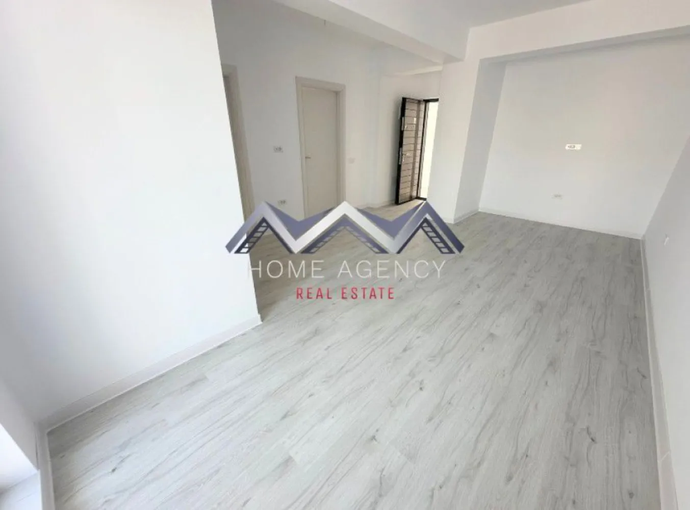 Apartament 2 camere | bucătărie închisă | Otopeni central - Vă propunem, spre vânzare, un apartament modern de 2 camere, situat într-un imobil nou (D+P+3) aflat chiar în centrul orașului Otopeni, la maxim 15 minute de mers pe jos de DN1 și viitoarea stație de metrou. Este alegerea ideală dacă îți dorești un cămin confortabil, eficient energetic și cu acces rapid la toate punctele de interes sau dacă vrei o investiție sigură pentru închiriere pe termen lung ori regim hotelier (Airbnb, Booking). Apartamentul este amplasat într-o zonă centrală, dar liniștită, la doar câteva minute de mers pe jos toate facilitățile de care ai nevoie: restaurante, supermarketuri, bănci, piață, farmacii, transport public etc. Accesul către DN1, Aeroportul Henri Coandă, Centură și viitoarea stație de metrou se face rapid și ușor, ceea ce transformă această locație într-una extrem de practică atât pentru locuit, cât și pentru investiție. În plus, zona se bucură de infrastructură modernizată și de un cadru rezidențial plăcut, cu vecinătăți selecte. Imobilul se remarcă printr-o compartimentare practică și bine gândită, care asigură confort și funcționalitate în fiecare încăpere. Livingul este luminos și aerisit, cu acces direct spre balcon, ceea ce adaugă un plus de spațiu și luminozitate. Bucătăria este închisă, oferind intimitate și un spațiu separat pentru gătit, și, precum dormitorul, beneficiază de acces spre o terasă generoasă de 7.71 mp – un loc ideal pentru relaxare sau momente petrecute în aer liber. Baia este complet utilată și finisată cu obiecte sanitare moderne. Confortul termic este asigurat de centrală proprie și de sistemul de încălzire prin pardoseală, care oferă un climat uniform și economic în întreaga locuință. Toate utilitățile sunt contorizate individual (apă, gaze, electricitate) și racordate la rețele publice de canalizare și infrastructură. Prețul afișat este final, include TVA și un loc de parcare. Programează acum o vizionare cu echipa de vânzări!