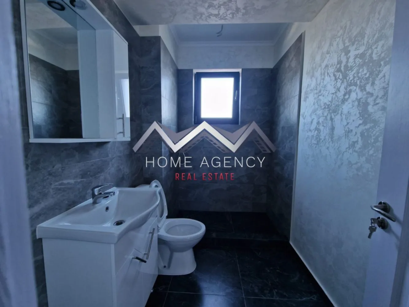 Proiect Nou Central | Otopeni | - Vă propunem, spre vânzare, un apartament de 2 camere, situat într-un imobil nou (D+P+3) aflat chiar în centrul orașului Otopeni, la maxim 15 minute de mers pe jos de DN1 și viitoarea stație de metrou. Este alegerea ideală dacă îți dorești un cămin confortabil, eficient energetic și cu acces rapid la toate punctele de interes sau dacă vrei o investiție sigură pentru închiriere pe termen lung ori regim hotelier (Airbnb, Booking). Apartamentul este amplasat într-o zonă centrală, dar liniștită, la doar câteva minute de mers pe jos toate facilitățile de care ai nevoie: restaurante, supermarketuri, bănci, piață, farmacii, transport public etc. Accesul către DN1, Aeroportul Henri Coandă, Centură și viitoarea stație de metrou se face rapid și ușor, ceea ce transformă această locație într-una extrem de practică atât pentru locuit, cât și pentru investiție. În plus, zona se bucură de infrastructură modernizată și de un cadru rezidențial plăcut, cu vecinătăți selecte. Imobilul se remarcă printr-o compartimentare practică și bine gândită, care asigură confort și funcționalitate în fiecare încăpere. Livingul este luminos și aerisit, cu acces direct spre balcon, ceea ce adaugă un plus de spațiu și luminozitate. Bucătăria este închisă, oferind intimitate și un spațiu separat pentru gătit, și, precum dormitorul, beneficiază de acces spre o terasă generoasă de 7.71 mp – un loc ideal pentru relaxare sau momente petrecute în aer liber. Baia este complet utilată și finisată cu obiecte sanitare moderne. Confortul termic este asigurat de centrală proprie și de sistemul de încălzire prin pardoseală, care oferă un climat uniform și economic în întreaga locuință. Toate utilitățile sunt contorizate individual (apă, gaze, electricitate) și racordate la rețele publice de canalizare și infrastructură. Comision 0. Prețul afișat este final, include TVA și un loc de parcare. Programează acum o vizionare cu echipa de vânzări!