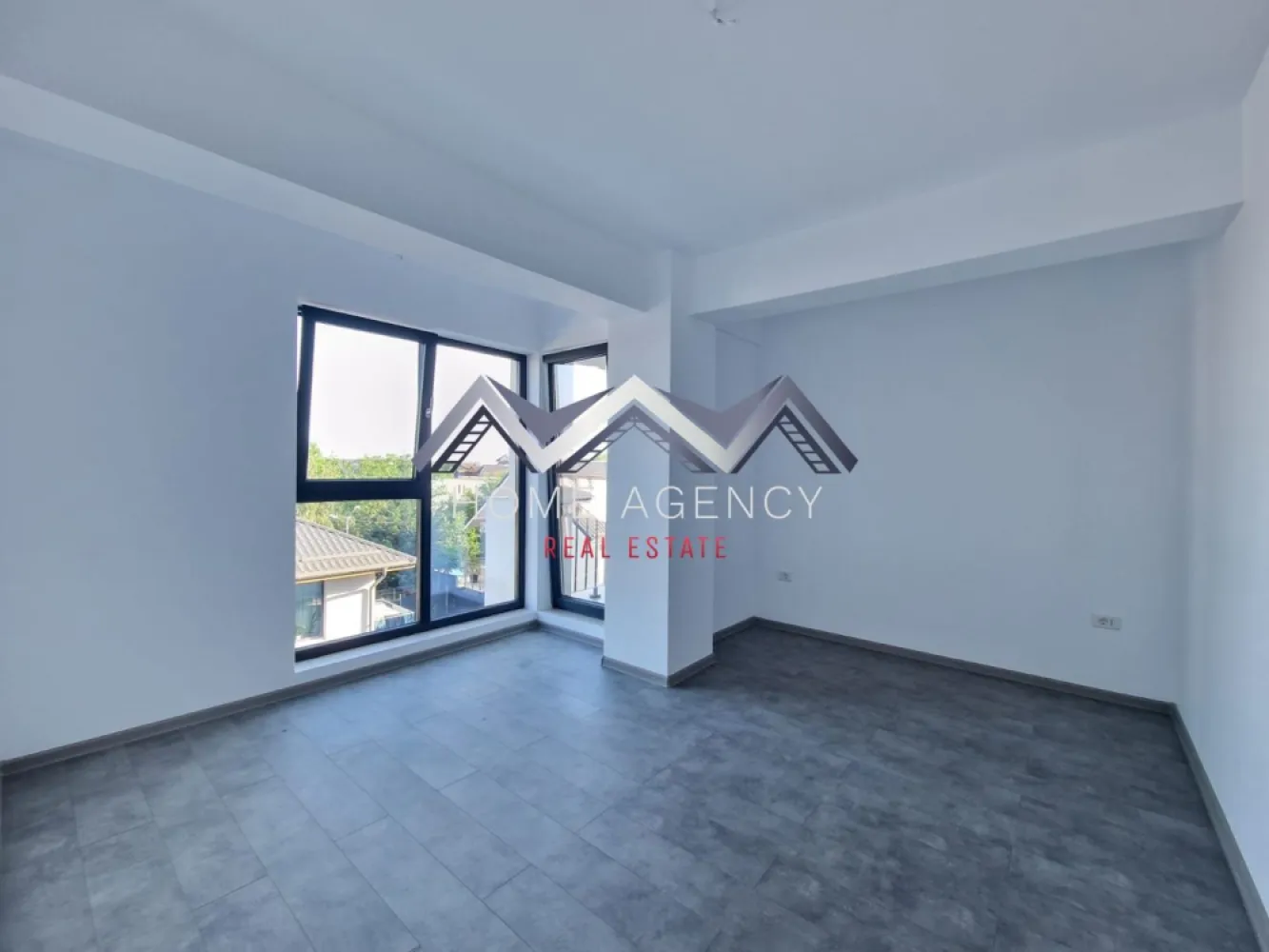 Proiect Nou Central | Otopeni | - Vă propunem, spre vânzare, un apartament de 2 camere, situat într-un imobil nou (D+P+3) aflat chiar în centrul orașului Otopeni, la maxim 15 minute de mers pe jos de DN1 și viitoarea stație de metrou. Este alegerea ideală dacă îți dorești un cămin confortabil, eficient energetic și cu acces rapid la toate punctele de interes sau dacă vrei o investiție sigură pentru închiriere pe termen lung ori regim hotelier (Airbnb, Booking). Apartamentul este amplasat într-o zonă centrală, dar liniștită, la doar câteva minute de mers pe jos toate facilitățile de care ai nevoie: restaurante, supermarketuri, bănci, piață, farmacii, transport public etc. Accesul către DN1, Aeroportul Henri Coandă, Centură și viitoarea stație de metrou se face rapid și ușor, ceea ce transformă această locație într-una extrem de practică atât pentru locuit, cât și pentru investiție. În plus, zona se bucură de infrastructură modernizată și de un cadru rezidențial plăcut, cu vecinătăți selecte. Imobilul se remarcă printr-o compartimentare practică și bine gândită, care asigură confort și funcționalitate în fiecare încăpere. Livingul este luminos și aerisit, cu acces direct spre balcon, ceea ce adaugă un plus de spațiu și luminozitate. Bucătăria este închisă, oferind intimitate și un spațiu separat pentru gătit, și, precum dormitorul, beneficiază de acces spre o terasă generoasă de 7.71 mp – un loc ideal pentru relaxare sau momente petrecute în aer liber. Baia este complet utilată și finisată cu obiecte sanitare moderne. Confortul termic este asigurat de centrală proprie și de sistemul de încălzire prin pardoseală, care oferă un climat uniform și economic în întreaga locuință. Toate utilitățile sunt contorizate individual (apă, gaze, electricitate) și racordate la rețele publice de canalizare și infrastructură. Comision 0. Prețul afișat este final, include TVA și un loc de parcare. Programează acum o vizionare cu echipa de vânzări!