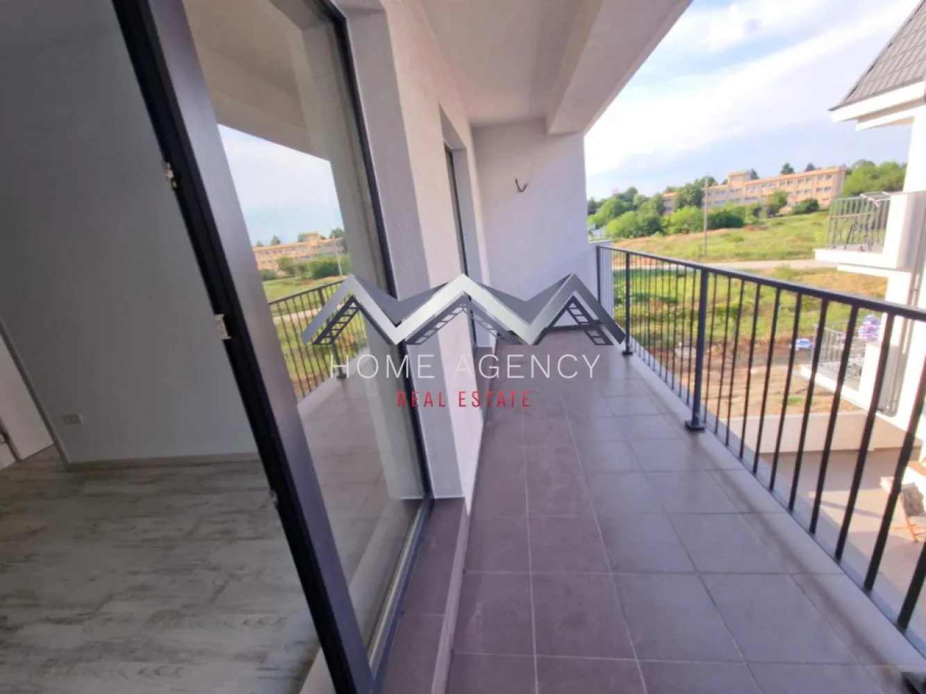 Proiect Nou Central | Otopeni | - Vă propunem, spre vânzare, un apartament de 2 camere, situat într-un imobil nou (D+P+3) aflat chiar în centrul orașului Otopeni, la maxim 15 minute de mers pe jos de DN1 și viitoarea stație de metrou. Este alegerea ideală dacă îți dorești un cămin confortabil, eficient energetic și cu acces rapid la toate punctele de interes sau dacă vrei o investiție sigură pentru închiriere pe termen lung ori regim hotelier (Airbnb, Booking). Apartamentul este amplasat într-o zonă centrală, dar liniștită, la doar câteva minute de mers pe jos toate facilitățile de care ai nevoie: restaurante, supermarketuri, bănci, piață, farmacii, transport public etc. Accesul către DN1, Aeroportul Henri Coandă, Centură și viitoarea stație de metrou se face rapid și ușor, ceea ce transformă această locație într-una extrem de practică atât pentru locuit, cât și pentru investiție. În plus, zona se bucură de infrastructură modernizată și de un cadru rezidențial plăcut, cu vecinătăți selecte. Imobilul se remarcă printr-o compartimentare practică și bine gândită, care asigură confort și funcționalitate în fiecare încăpere. Livingul este luminos și aerisit, cu acces direct spre balcon, ceea ce adaugă un plus de spațiu și luminozitate. Bucătăria este închisă, oferind intimitate și un spațiu separat pentru gătit, și, precum dormitorul, beneficiază de acces spre o terasă generoasă de 7.71 mp – un loc ideal pentru relaxare sau momente petrecute în aer liber. Baia este complet utilată și finisată cu obiecte sanitare moderne. Confortul termic este asigurat de centrală proprie și de sistemul de încălzire prin pardoseală, care oferă un climat uniform și economic în întreaga locuință. Toate utilitățile sunt contorizate individual (apă, gaze, electricitate) și racordate la rețele publice de canalizare și infrastructură. Comision 0. Prețul afișat este final, include TVA și un loc de parcare. Programează acum o vizionare cu echipa de vânzări!