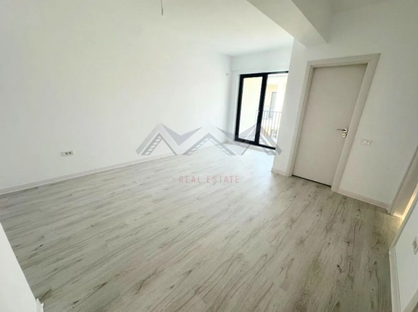 Apartament 2 camere | bucătărie închisă | Otopeni central - Vă propunem, spre vânzare, un apartament modern de 2 camere, situat într-un imobil nou (D+P+3) aflat chiar în centrul orașului Otopeni, la maxim 15 minute de mers pe jos de DN1 și viitoarea stație de metrou. Este alegerea ideală dacă îți dorești un cămin confortabil, eficient energetic și cu acces rapid la toate punctele de interes sau dacă vrei o investiție sigură pentru închiriere pe termen lung ori regim hotelier (Airbnb, Booking). Apartamentul este amplasat într-o zonă centrală, dar liniștită, la doar câteva minute de mers pe jos toate facilitățile de care ai nevoie: restaurante, supermarketuri, bănci, piață, farmacii, transport public etc. Accesul către DN1, Aeroportul Henri Coandă, Centură și viitoarea stație de metrou se face rapid și ușor, ceea ce transformă această locație într-una extrem de practică atât pentru locuit, cât și pentru investiție. În plus, zona se bucură de infrastructură modernizată și de un cadru rezidențial plăcut, cu vecinătăți selecte. Imobilul se remarcă printr-o compartimentare practică și bine gândită, care asigură confort și funcționalitate în fiecare încăpere. Livingul este luminos și aerisit, cu acces direct spre balcon, ceea ce adaugă un plus de spațiu și luminozitate. Bucătăria este închisă, oferind intimitate și un spațiu separat pentru gătit, și, precum dormitorul, beneficiază de acces spre o terasă generoasă de 7.71 mp – un loc ideal pentru relaxare sau momente petrecute în aer liber. Baia este complet utilată și finisată cu obiecte sanitare moderne. Confortul termic este asigurat de centrală proprie și de sistemul de încălzire prin pardoseală, care oferă un climat uniform și economic în întreaga locuință. Toate utilitățile sunt contorizate individual (apă, gaze, electricitate) și racordate la rețele publice de canalizare și infrastructură. Prețul afișat este final, include TVA și un loc de parcare. Programează acum o vizionare cu echipa de vânzări!