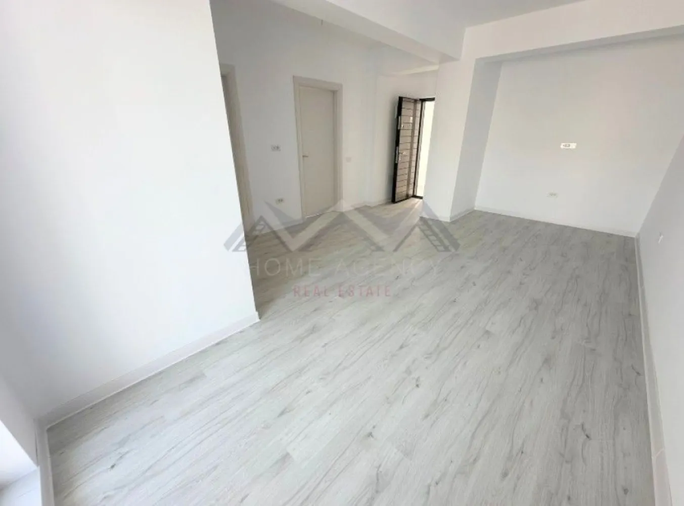 Apartament 2 camere | bucătărie închisă | Otopeni central - Vă propunem, spre vânzare, un apartament modern de 2 camere, situat într-un imobil nou (D+P+3) aflat chiar în centrul orașului Otopeni, la maxim 15 minute de mers pe jos de DN1 și viitoarea stație de metrou. Este alegerea ideală dacă îți dorești un cămin confortabil, eficient energetic și cu acces rapid la toate punctele de interes sau dacă vrei o investiție sigură pentru închiriere pe termen lung ori regim hotelier (Airbnb, Booking). Apartamentul este amplasat într-o zonă centrală, dar liniștită, la doar câteva minute de mers pe jos toate facilitățile de care ai nevoie: restaurante, supermarketuri, bănci, piață, farmacii, transport public etc. Accesul către DN1, Aeroportul Henri Coandă, Centură și viitoarea stație de metrou se face rapid și ușor, ceea ce transformă această locație într-una extrem de practică atât pentru locuit, cât și pentru investiție. În plus, zona se bucură de infrastructură modernizată și de un cadru rezidențial plăcut, cu vecinătăți selecte. Imobilul se remarcă printr-o compartimentare practică și bine gândită, care asigură confort și funcționalitate în fiecare încăpere. Livingul este luminos și aerisit, cu acces direct spre balcon, ceea ce adaugă un plus de spațiu și luminozitate. Bucătăria este închisă, oferind intimitate și un spațiu separat pentru gătit, și, precum dormitorul, beneficiază de acces spre o terasă generoasă de 7.71 mp – un loc ideal pentru relaxare sau momente petrecute în aer liber. Baia este complet utilată și finisată cu obiecte sanitare moderne. Confortul termic este asigurat de centrală proprie și de sistemul de încălzire prin pardoseală, care oferă un climat uniform și economic în întreaga locuință. Toate utilitățile sunt contorizate individual (apă, gaze, electricitate) și racordate la rețele publice de canalizare și infrastructură. Prețul afișat este final, include TVA și un loc de parcare. Programează acum o vizionare cu echipa de vânzări!