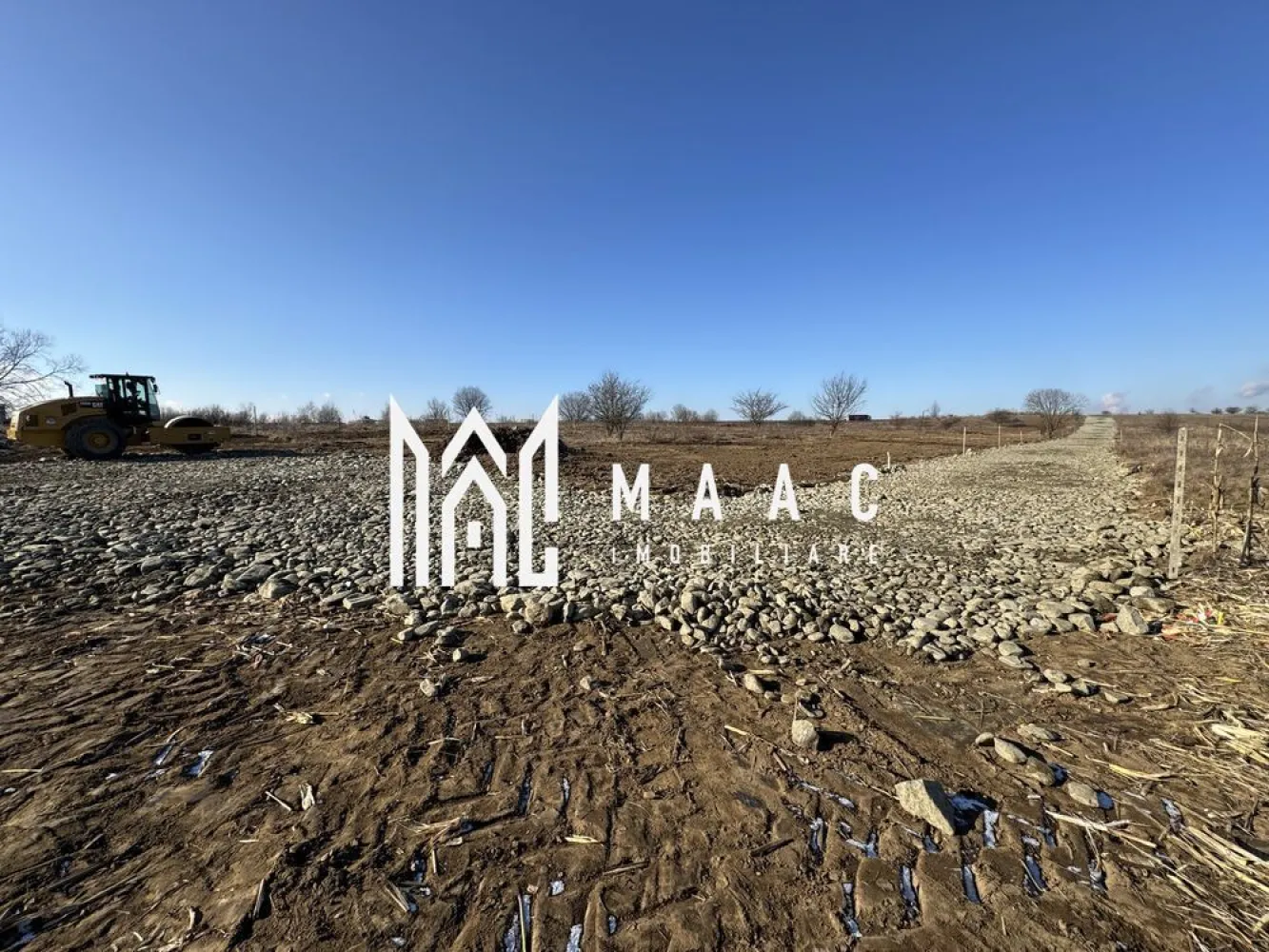 Parcele de Teren | Intravilan | PUZ Aprobat | Mohu-Șelimbăr - MAAC Imobiliare vă propune spre vânzare parcele de teren intravilan situate într-un ansamblu rezidențial nou în localitatea Mohu, comuna Șelimbăr, într-o zonă în plină dezvoltare aflat la o distanță de maxim 15 minute de Sibiu. Amplasarea acestora într-un cadru natural liniștit oferă o panoramă deosebită și reprezintă oportunitatea ideală pentru construcția unei case departe de agitația orașului, dar cu acces facil către punctele de interes urban. Proprietățile beneficiază de un PUZ aprobat si au o suprafață de 418 mp, având o deschidere la stradă de 13,50 metri. Utilitățile necesare sunt disponibile în imediata proximitate a terenului, facilitând astfel procesul de demarare a construcției. Flexibilitate pentru proiecte cu regim de înalțime Demisol, Parter si Etaj sau Demisol, Parter si Mansardă. Pentru mai multe detalii tehnice , informații suplimentare sau pentru a programa o vizionare, nu ezitați să ne contactați menționând codul proprietății ID: CP2930330.