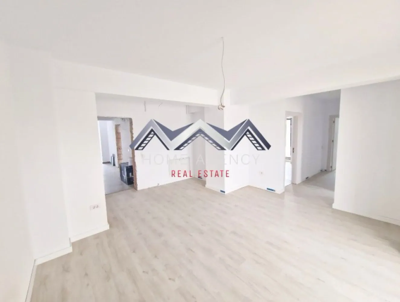 Apartament de vânzare în Otopeni – bloc nou central, parcare, comision 0 - Achiziția se realizează direct de la dezvoltator, fără perceperea vreunui comision din partea cumpărătorului. Oferim consultanță gratuită pe întreaga durată a procesului de achiziție, asigurând suport specializat la fiecare etapă. De asemenea, la solicitare, punem la dispoziție servicii de brokeraj financiar, fără costuri suplimentare, pentru identificarea celor mai avantajoase soluții de finanțare adaptate nevoilor dumneavoastră. Vă propunem, spre vânzare, un apartament de 2 camere, cu o suprafață utilă de 50,25 mp, situat într-un bloc nou D+P+3 mansardat, în zona centrală a orașului Otopeni. Apartamentul este potrivit atât ca destinație rezidențială, cât și ca investiție, având un randament bun în regim de închiriere pe termen lung sau scurt. Apartamentul are o suprafață utilă de 50,25 mp, fiind compartimentat modern și foarte eficient. La intrare, un hol de acces permite amenajarea spațiilor de depozitare. Livingul în suprafață de 20,48 mp utili este luminos și are ieșire spre o terasă de 7,71 mp, ideală pentru relaxare. Bucătăria este închisă, în suprafață de 11,53 mp, și beneficiază de balcon propriu. Dormitorul este spațios, iar baia modernă, complet echipată, beneficiază de geam și duș tip walk-in. Imobilul se predă complet finisat, cu parchet, gresie, faianță și baie utilată. Dotările includ centrală proprie și încălzire prin pardoseală, o soluție modernă ce asigură confort și costuri reduse de întreținere. Apartamentul este racordat la toate utilitățile publice (apă, gaze, electricitate, canalizare), iar în preț este inclus și un loc de parcare dedicat. Locație excelentă: doar 10 minute de mers pe jos până la piață și magazine, iar școala se află la maximum 15 minute pe jos (4 minute cu mașina). În zonă găsiți restaurante, supermarketuri, farmacii, bănci și transport public. Accesul este rapid către DN1, Centura Capitalei și Aeroportul Henri Coandă, iar pe termen mediu zona va fi deservită și de viitoarea stație de metrou. 📞 Sună acum pentru detalii și programarea unei vizionări!