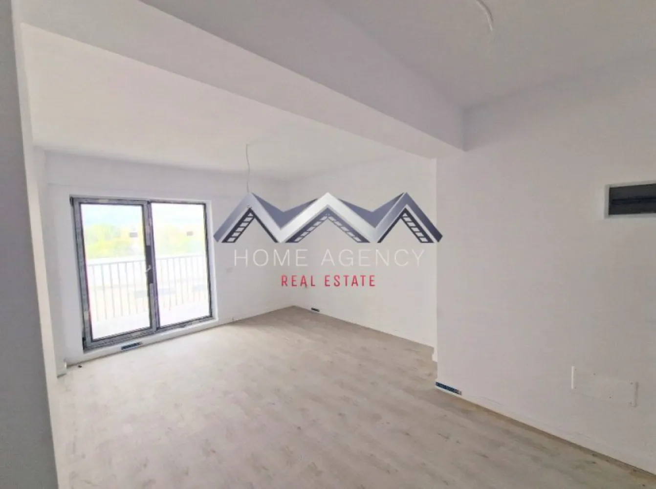 Apartament de vânzare în Otopeni – bloc nou central, parcare, comision 0 - Achiziția se realizează direct de la dezvoltator, fără perceperea vreunui comision din partea cumpărătorului. Oferim consultanță gratuită pe întreaga durată a procesului de achiziție, asigurând suport specializat la fiecare etapă. De asemenea, la solicitare, punem la dispoziție servicii de brokeraj financiar, fără costuri suplimentare, pentru identificarea celor mai avantajoase soluții de finanțare adaptate nevoilor dumneavoastră. Vă propunem, spre vânzare, un apartament de 2 camere, cu o suprafață utilă de 50,25 mp, situat într-un bloc nou D+P+3 mansardat, în zona centrală a orașului Otopeni. Apartamentul este potrivit atât ca destinație rezidențială, cât și ca investiție, având un randament bun în regim de închiriere pe termen lung sau scurt. Apartamentul are o suprafață utilă de 50,25 mp, fiind compartimentat modern și foarte eficient. La intrare, un hol de acces permite amenajarea spațiilor de depozitare. Livingul în suprafață de 20,48 mp utili este luminos și are ieșire spre o terasă de 7,71 mp, ideală pentru relaxare. Bucătăria este închisă, în suprafață de 11,53 mp, și beneficiază de balcon propriu. Dormitorul este spațios, iar baia modernă, complet echipată, beneficiază de geam și duș tip walk-in. Imobilul se predă complet finisat, cu parchet, gresie, faianță și baie utilată. Dotările includ centrală proprie și încălzire prin pardoseală, o soluție modernă ce asigură confort și costuri reduse de întreținere. Apartamentul este racordat la toate utilitățile publice (apă, gaze, electricitate, canalizare), iar în preț este inclus și un loc de parcare dedicat. Locație excelentă: doar 10 minute de mers pe jos până la piață și magazine, iar școala se află la maximum 15 minute pe jos (4 minute cu mașina). În zonă găsiți restaurante, supermarketuri, farmacii, bănci și transport public. Accesul este rapid către DN1, Centura Capitalei și Aeroportul Henri Coandă, iar pe termen mediu zona va fi deservită și de viitoarea stație de metrou. 📞 Sună acum pentru detalii și programarea unei vizionări!