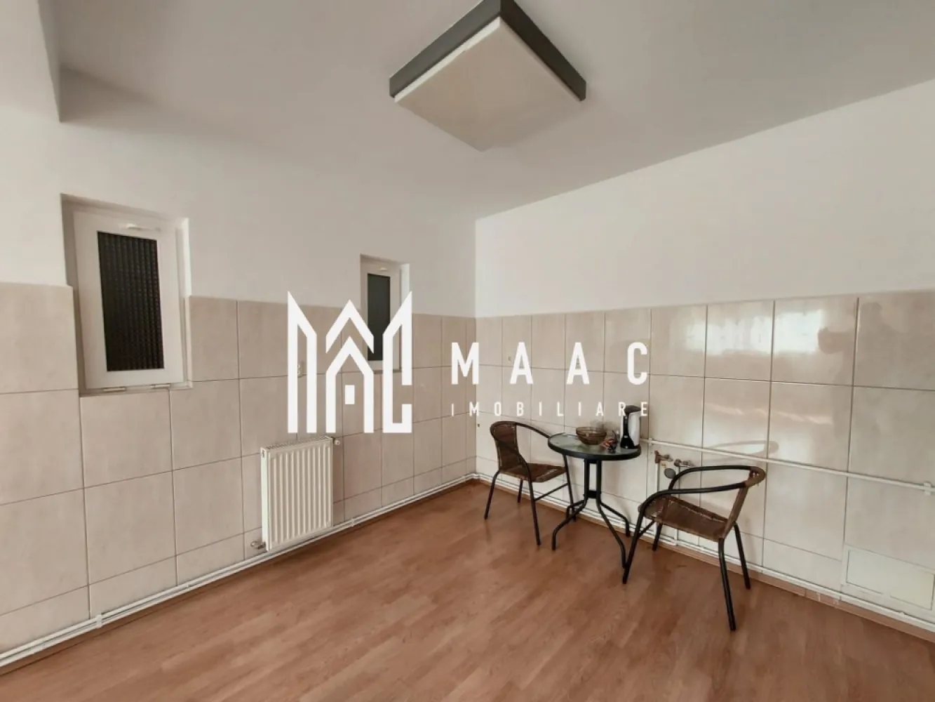 Apartament 3 camere | Balcon | 68MPU | Calea Poplacii - MAAC Imobiliare vă propune spre vânzare un apartament cu 3 camere, spațios și bine compartimentat, situat într-o zonă verde și liniștită a Sibiului, pe Calea Poplăcii. Proprietatea este ideală pentru o familie sau pentru cei care caută confort, intimitate și acces rapid către zonele de recreere ale orașului. Detalii proprietate: Suprafață utilă: 68,2 mp Situat la etajul 3 din 4 Balcon: 4,3 mp, ideal pentru relaxare Etaj intermediar, apartament singur pe palier Construcție solidă din cărămidă, anul 2002 Compartimentare: Living cu bucătărie open space 2 dormitoare (unul mobilat) Dressing Baie cu cadă și geam pentru aerisire naturală Dotări și avantaje: Apartament luminos, bine întreținut, cu potențial de personalizare Zonă liniștită, cu vecini civilizați Apartament situat singur pe palier, un plus de intimitate Localizare: La câțiva pași de Parcul Sub Arini și Parcul Belvedere Aproape de școala nr 25 si grădinița nr7 , magazine ( Profi,Simpa, Trans Agape) și mijloace de transport în comun(5, 15,16,17,113,116) Acces rapid către centrul orașului Pentru mai multe detalii sau pentru a programa o vizionare, vă rugăm să ne contactați menționând ID: CP2696878 }}