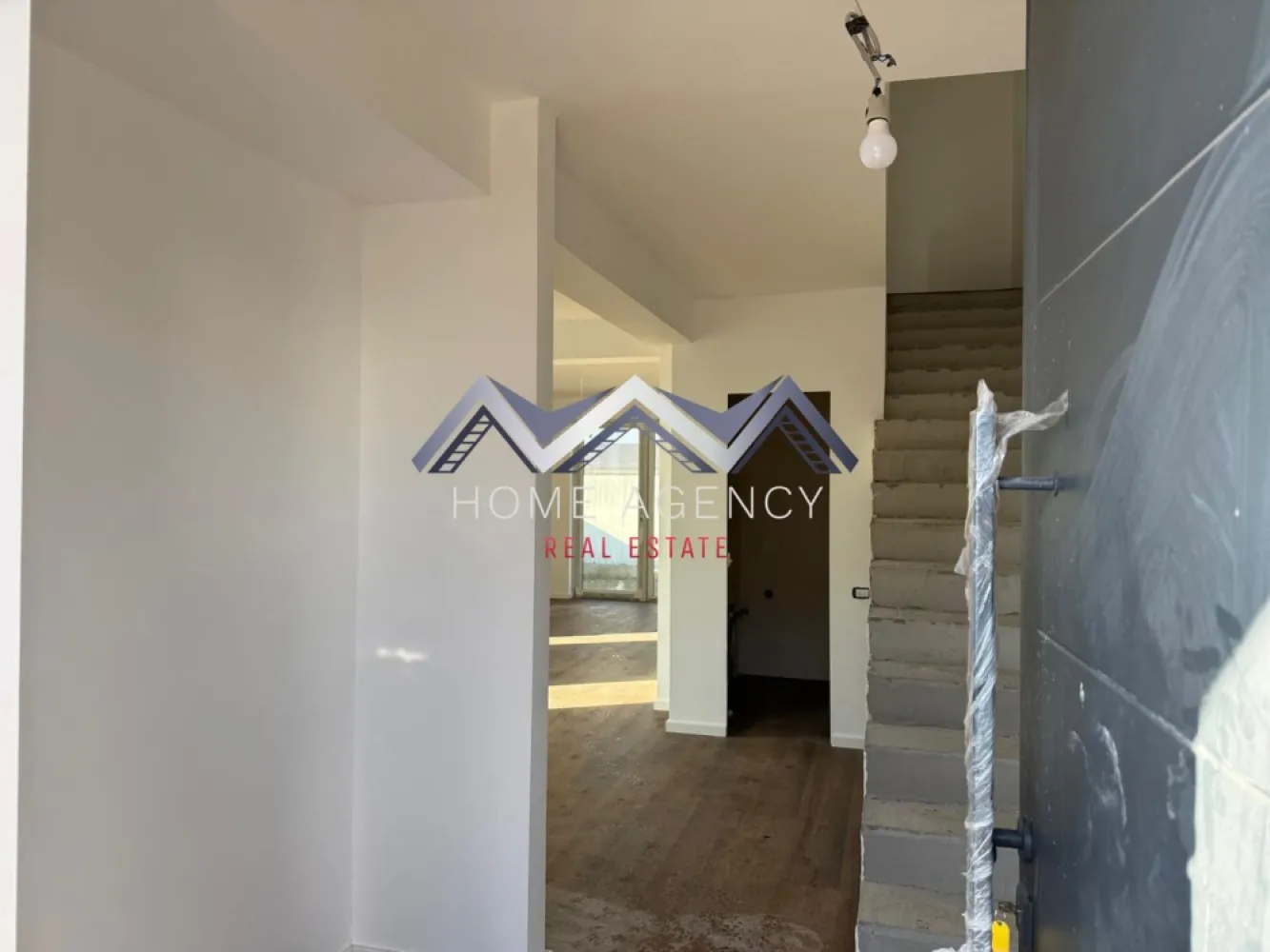 Casă P+1+Pod cu finisaje premium | Tunari | dezvoltator - Vă propunem, spre vânzare, o casă P+1+pod premium, ultrafinisată, aflată într-un complex rezidențial privat cu 6 imobile tip duplex, un loc unde liniștea, confortul și calitatea construcției se îmbină perfect, iar fiecare casa este concepută pentru a oferi un stil de viață modern, sigur și relaxat. Proprietatea beneficiază de un acces controlat la intrare, prin poartă automată, ceea ce garantează intimitate și un plus de siguranță. Străzile sunt asfaltate și iluminate, iar zona permite acces rapid către mijloace de transport în comun și punctele principale de interes, precum și magazine, restaurante, școli/ grădinițe, parcuri și nu numai. Interiorul inteligent și luminos oferă o suprafață utilă de 108 mp, completată de un teren de 250 mp, ideal pentru grădină sau spațiu de relaxare. Livingul generos, alături de bucătăria open space, precum și cele trei dormitoare bine proporționate, asigură confortul perfect pentru întreaga familie. Bucătăria se predă mobilată, fără electrocasnice, gata de utilizare, cu design modern și funcționalitate optimă. Locuința dispune de două balcoane, o terasă perfectă pentru momentele de relaxare și un pod ideal pentru depozitare. În fața casei, sunt disponibile trei locuri de parcare, iar curtea proprie oferă intimitatea necesară unei familii moderne. Finisajele sunt premium: tâmplărie PVC Salamander cu geam tripan și protecție UV, uși interioare Filo Muro cu design modern, fără tocuri vizibile, încălzire în pardoseală cu centrală proprie, acoperiș din tablă, izolație completă și pardoseli rezistente, pereți vopsiți cu lavabil de calitate – totul pentru un interior elegant și modern. Imobilul este racordat la toate utilitățile publice: apă, gaz, curent, canalizare. Această proprietate reprezintă o alegere excelentă pentru cei care își doresc o locuință modernă, bine construită și integrată într-o comunitate restrânsă și selectă. Achiziția se realizează direct de la dezvoltator, fără comision. Programează acum o vizionare!