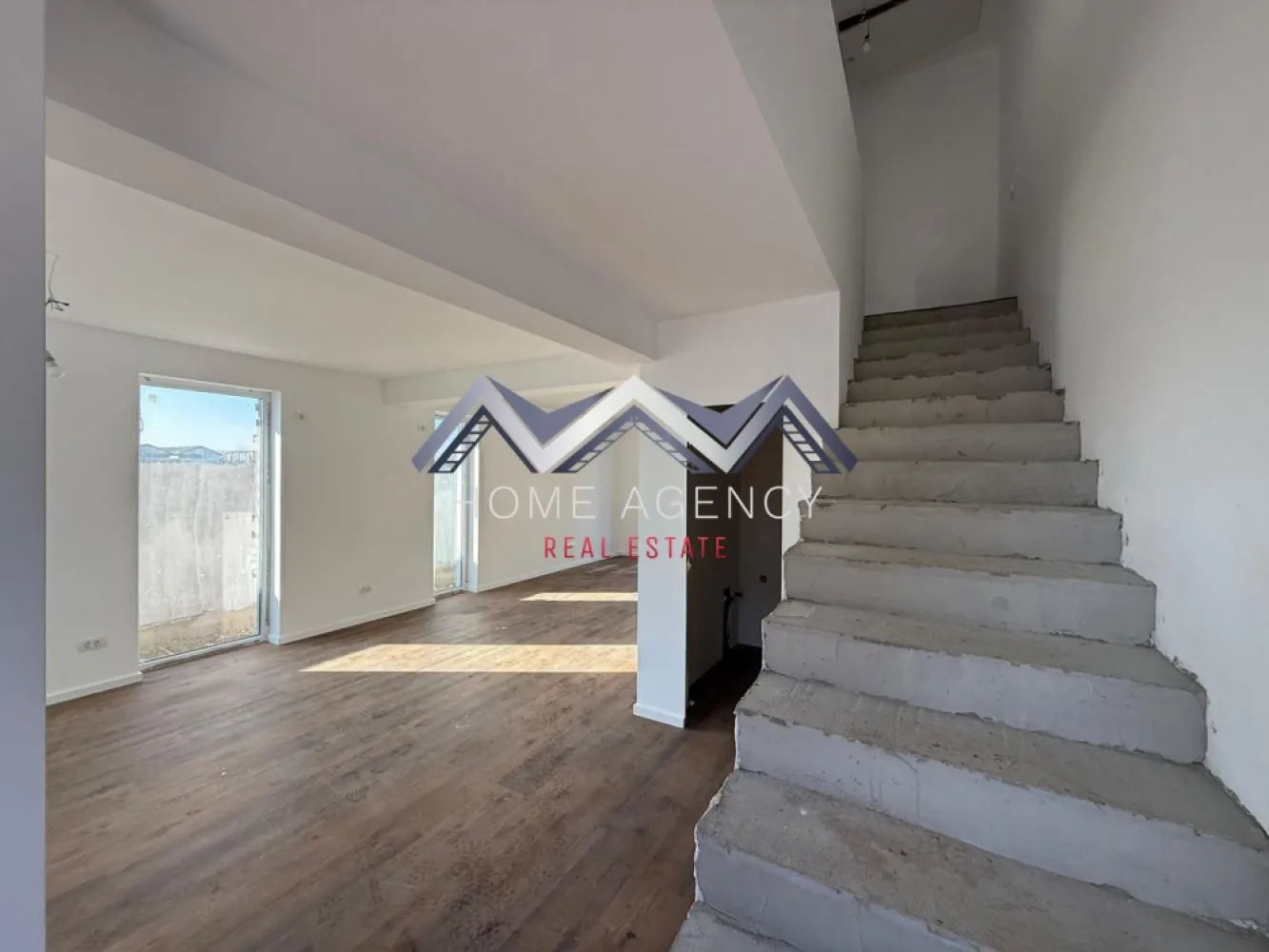 Casă P+1+Pod cu finisaje premium | Tunari | dezvoltator - Vă propunem, spre vânzare, o casă P+1+pod premium, ultrafinisată, aflată într-un complex rezidențial privat cu 6 imobile tip duplex, un loc unde liniștea, confortul și calitatea construcției se îmbină perfect, iar fiecare casa este concepută pentru a oferi un stil de viață modern, sigur și relaxat. Proprietatea beneficiază de un acces controlat la intrare, prin poartă automată, ceea ce garantează intimitate și un plus de siguranță. Străzile sunt asfaltate și iluminate, iar zona permite acces rapid către mijloace de transport în comun și punctele principale de interes, precum și magazine, restaurante, școli/ grădinițe, parcuri și nu numai. Interiorul inteligent și luminos oferă o suprafață utilă de 108 mp, completată de un teren de 250 mp, ideal pentru grădină sau spațiu de relaxare. Livingul generos, alături de bucătăria open space, precum și cele trei dormitoare bine proporționate, asigură confortul perfect pentru întreaga familie. Bucătăria se predă mobilată, fără electrocasnice, gata de utilizare, cu design modern și funcționalitate optimă. Locuința dispune de două balcoane, o terasă perfectă pentru momentele de relaxare și un pod ideal pentru depozitare. În fața casei, sunt disponibile trei locuri de parcare, iar curtea proprie oferă intimitatea necesară unei familii moderne. Finisajele sunt premium: tâmplărie PVC Salamander cu geam tripan și protecție UV, uși interioare Filo Muro cu design modern, fără tocuri vizibile, încălzire în pardoseală cu centrală proprie, acoperiș din tablă, izolație completă și pardoseli rezistente, pereți vopsiți cu lavabil de calitate – totul pentru un interior elegant și modern. Imobilul este racordat la toate utilitățile publice: apă, gaz, curent, canalizare. Această proprietate reprezintă o alegere excelentă pentru cei care își doresc o locuință modernă, bine construită și integrată într-o comunitate restrânsă și selectă. Achiziția se realizează direct de la dezvoltator, fără comision. Programează acum o vizionare!