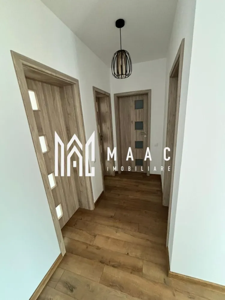 Casă duplex I 3 camere I 76 Mp I Curte I 20 min de Sibiu - Maac Imobiliare vă oferă spre vânzare o splendidă casă duplex cu 3 camere, situată într-o zonă liniștită, la doar 20 de minute cu mașina de centrul Sibiului. Cu o suprafață totală de 70mp, această proprietate dispune de două camere separate, un studio cu bucătărie deschisă și două băi, fiind ideală pentru familii care caută confort și funcționalitate. Casa este nouă, finisată cu materiale de calitate și complet mobilată, oferind un mediu primitor și modern. Detalii suplimentare: Suprafață: 70 mp Camere: 3 (două camere separate + studio bucătărie) Băi: 2 Loc de parcare: suficient pentru două mașini Curte: aproximativ 30 m², perfectă pentru relaxare Sistem de încălzire: pompă de căldură italiană super economică, asigurând încălzire în pardoseală și apă caldă cu presiune bună, cu garanție de 3 ani Această casă duplex oferă nu doar un cămin confortabil, ci și avantajul unui consum energetic redus datorită sistemului modern de încălzire. Dacă sunteți în căutarea unei locuințe care să îmbine confortul cu accesibilitatea, această proprietate este alegerea ideală! Pentru mai multe detalii precizati telefonic ca ati vizionat anuntul cu ID: CP2696803 }}