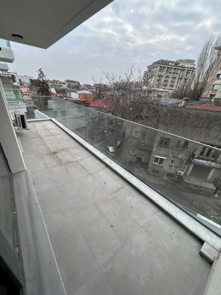 Ag BRASADAS închiriază apt 2 cam 2024 Casa Poporului. - De închiriat apartament 2 camere – Casa Poporului-Zona Justiției Detalii apartament: - Compartimentare: semidecomandat; - Bucătărie deschisă; - Living spațios; - Dormitor; - Baie cu cadă; - Baie de serviciu; - Balcon cu vedere panoramică; - Aer condiționat și centrală proprie; - Incalzire in pardoseala; Facilități: - Acces rapid la mijloace de transport în comun (tramvai, autobuz); - Aproape de magazine, supermarketuri, cafenele si restaurante in proximitate; - La 5 minute de Piața Unirii și Centrul Civic; - La cativa pasi de instantele judecatoresti si alte institutii administrative; Apartamentul este in curs de mobilare. Garantie 1 luna. Pret chirie: 1200 euro Pentru mai multe oferte accesați www.brasadas.com.