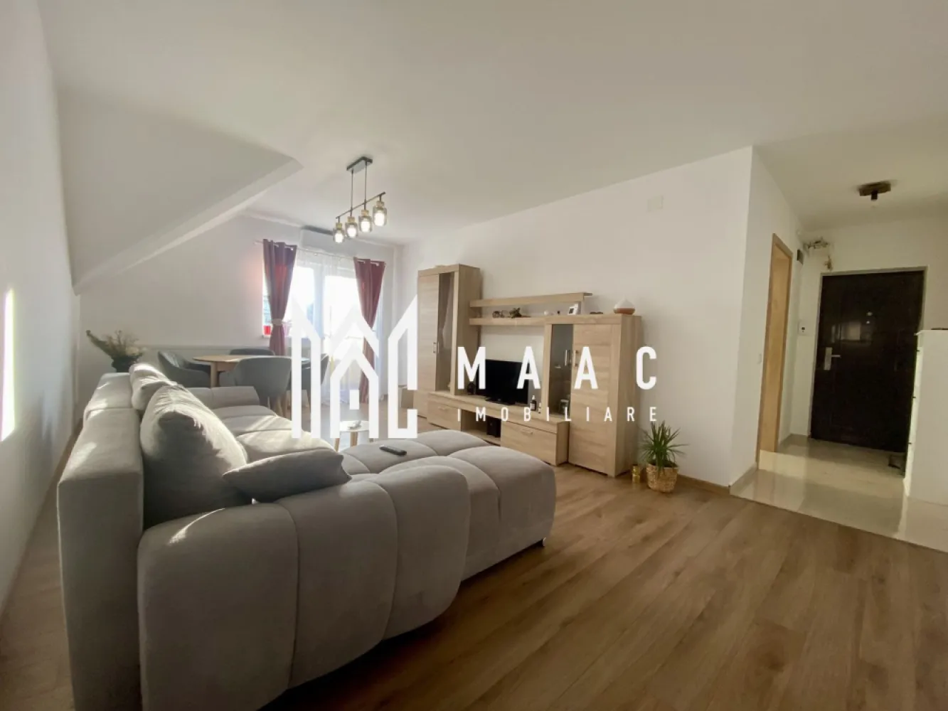 Apartament 2 camere | Etaj 3 | Balcon | Parcare | Selimbar - MAAC Imobiliare va prezinta un apartament cu 2 camere situat la etajul 3 in Selimbar.

Caracteristici: 
Suprafață utilă: 54 mp
Etaj: 3 din 3, cu acces direct la pod, oferind posibilitatea de amenajare a unei camere suplimentare.

Compartimentare:
Living spațios și luminos.
Bucătărie complet utilată.
Dormitor.
Baie cu cadă.
Balcon de 9 mp.

Dotări și finisaje:
Ferestre cu geam termopan
Centrală termică proprie și calorifere
Ușă metalică la intrare
Luminozitate: Apartamentul are lumina naturală pe tot parcursul zilei, oferind o atmosferă plăcută.
Anul construcției: 2009
Stadiu de predare: Complet utilat și mobilat

Facilități suplimentare:
Loc de parcare inclus
Posibilitatea de a amenaja o cameră suplimentară la pod.
Localizare: Situat în Șelimbăr, zona Unirii, într-o zonă liniștită și bine conectată, aproape de parcuri, magazine și alte facilități esențiale.

Pentru mai multe detalii precizati telefonic ca ati vazut anuntul cu ID: CP2197599