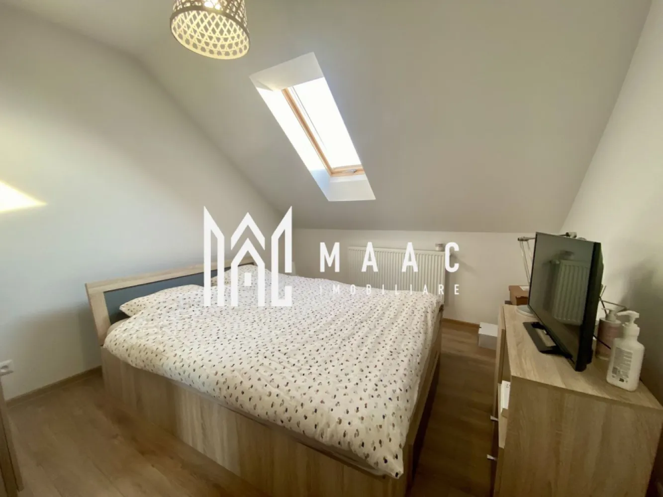 Apartament 2 camere | Etaj 3 | Balcon | Parcare | Selimbar - MAAC Imobiliare va prezinta un apartament cu 2 camere situat la etajul 3 in Selimbar.

Caracteristici: 
Suprafață utilă: 54 mp
Etaj: 3 din 3, cu acces direct la pod, oferind posibilitatea de amenajare a unei camere suplimentare.

Compartimentare:
Living spațios și luminos.
Bucătărie complet utilată.
Dormitor.
Baie cu cadă.
Balcon de 9 mp.

Dotări și finisaje:
Ferestre cu geam termopan
Centrală termică proprie și calorifere
Ușă metalică la intrare
Luminozitate: Apartamentul are lumina naturală pe tot parcursul zilei, oferind o atmosferă plăcută.
Anul construcției: 2009
Stadiu de predare: Complet utilat și mobilat

Facilități suplimentare:
Loc de parcare inclus
Posibilitatea de a amenaja o cameră suplimentară la pod.
Localizare: Situat în Șelimbăr, zona Unirii, într-o zonă liniștită și bine conectată, aproape de parcuri, magazine și alte facilități esențiale.

Pentru mai multe detalii precizati telefonic ca ati vazut anuntul cu ID: CP2197599