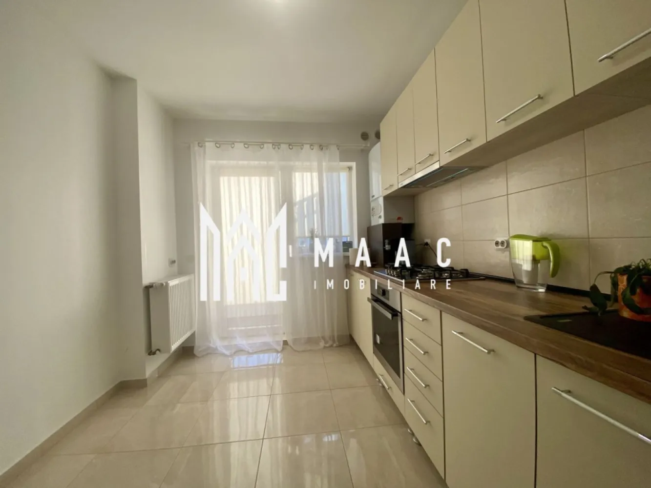 Apartament 2 camere | Etaj 3 | Balcon | Parcare | Selimbar - MAAC Imobiliare va prezinta un apartament cu 2 camere situat la etajul 3 in Selimbar.

Caracteristici: 
Suprafață utilă: 54 mp
Etaj: 3 din 3, cu acces direct la pod, oferind posibilitatea de amenajare a unei camere suplimentare.

Compartimentare:
Living spațios și luminos.
Bucătărie complet utilată.
Dormitor.
Baie cu cadă.
Balcon de 9 mp.

Dotări și finisaje:
Ferestre cu geam termopan
Centrală termică proprie și calorifere
Ușă metalică la intrare
Luminozitate: Apartamentul are lumina naturală pe tot parcursul zilei, oferind o atmosferă plăcută.
Anul construcției: 2009
Stadiu de predare: Complet utilat și mobilat

Facilități suplimentare:
Loc de parcare inclus
Posibilitatea de a amenaja o cameră suplimentară la pod.
Localizare: Situat în Șelimbăr, zona Unirii, într-o zonă liniștită și bine conectată, aproape de parcuri, magazine și alte facilități esențiale.

Pentru mai multe detalii precizati telefonic ca ati vazut anuntul cu ID: CP2197599