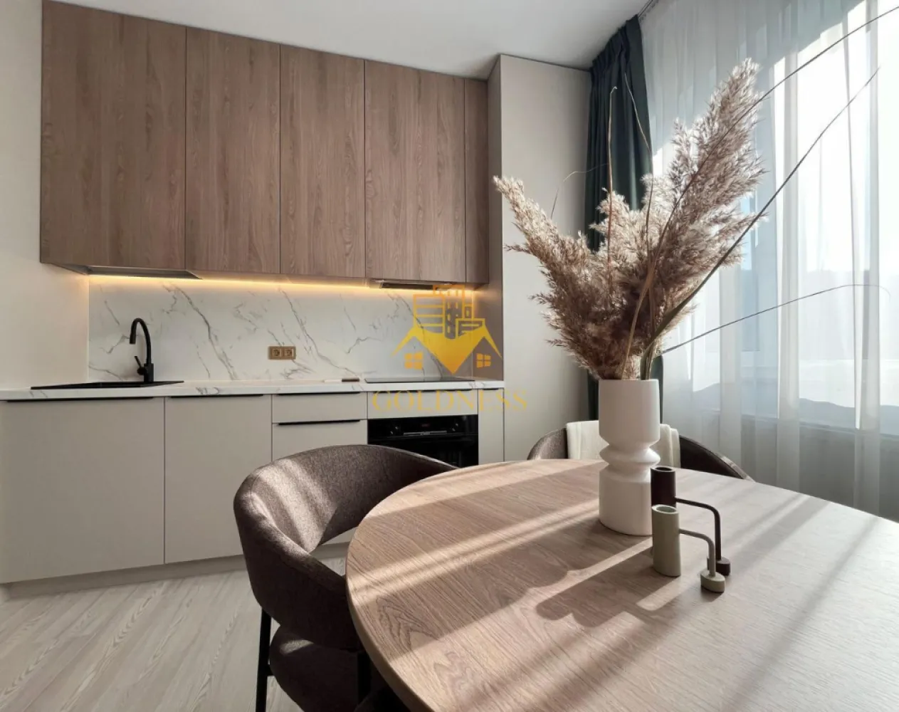 3 camere open space, Premium, Parcare, Zona Valea Garbaului, Floresti - GOLDNESS Imobiliare vă propune spre inchiriere un apartament cu 2 camere complet mobilat și utilat, la etajul 1 într-un imobil de 3 etaje, situat în Floresti, pe strada Valea Garbaului.
Se află în apropierea stațiilor de transport în comun, magazine, restaurante, spații verzi, farmacii, etc.
Dispune de loc de parcare subteran!

Apartamentul este compartimentat astfel:
- dormitor cu pat matrimonial, noptiere, dressing generos 
- camera cu birou, canapea, dressing spatios 
- living cu bucatarie open space complet utilată și mobilată, canapea extensibilă, loc de servit masa
- baie cu dus walk-in, dulap pentru depozitare, masina de spalat haine

Imobilul este dotat cu toate cele necesare- centrală proprie, frigider, plita, hotă, mașină de spălat haine si vase, etc.

Dacă sunteți interesați de acest apartament și doriți să îl vizionați, dar și pentru alte oferte nu ezitați să ne contactați telefonic sau prin e-mail. Vă stăm la dispoziție!
Pentru intermediere se percepe un comision de 50% din prețul chiriei!