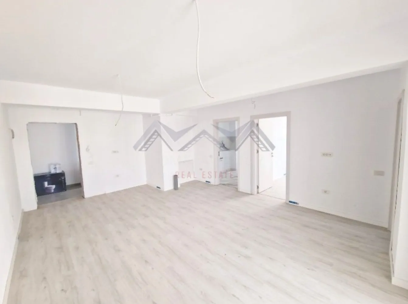 Apartament 2 camere Otopeni central | include TVA și parcare - Achiziția se realizează direct de la dezvoltator, fără perceperea vreunui comision din partea cumpărătorului. Oferim consultanță gratuită pe întreaga durată a procesului de achiziție, asigurând suport specializat la fiecare etapă. De asemenea, la solicitare, punem la dispoziție servicii de brokeraj financiar, fără costuri suplimentare, pentru identificarea celor mai avantajoase soluții de finanțare adaptate nevoilor dumneavoastră. Vă propunem, spre vânzare, un apartament de 2 camere, cu o suprafață utilă generoasă și compartimentare eficientă, într-un imobil nou cu regim de înălțime D+P+3M, amplasat în zona centrală a orașului Otopeni. Livingul de 24 mp utili este spațios și luminos, având acces direct către un balcon ideal pentru relaxare. Bucătăria, în suprafață de 8 mp utili, este închisă, perfectă pentru cei care preferă un spațiu separat pentru gătit. Dormitorul oferă intimitate și confort, iar baia este modernă, complet utilată și finisată cu materiale de calitate. Apartamentul se predă finisat cu parchet, gresie și faianță, iar dotările moderne – centrală proprie și încălzire prin pardoseală – asigură confort termic ridicat și costuri reduse la întreținere. Este racordat la toate utilitățile publice: apă, gaze, electricitate și canalizare. Poziționarea este unul dintre marile avantaje: apartamentul se află la câteva minute de mers pe jos de piață, supermarketuri, restaurante, farmacii și transport public. Accesul către DN1, Centura București și Aeroportul Henri Coandă este facil și rapid, iar, în perspectivă, zona va beneficia și de o viitoare stație de metrou. Prețul afișat este final, include TVA și un loc de parcare dedicat. Pozele sunt reale. 📞 Contactează-ne acum pentru mai multe detalii și programează o vizionare!