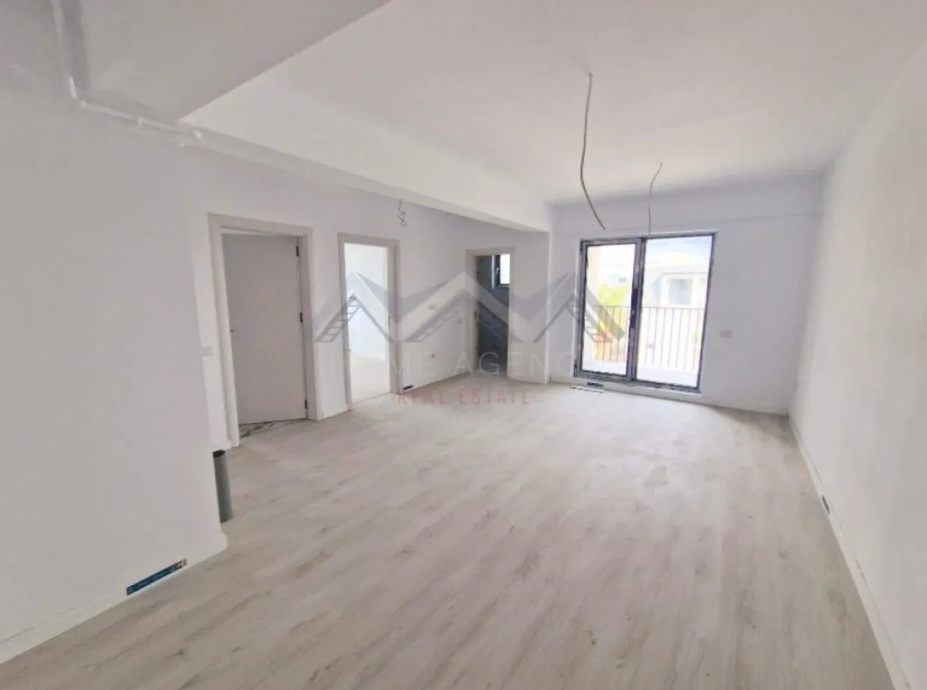 Apartament 2 camere Otopeni central | include TVA și parcare - Achiziția se realizează direct de la dezvoltator, fără perceperea vreunui comision din partea cumpărătorului. Oferim consultanță gratuită pe întreaga durată a procesului de achiziție, asigurând suport specializat la fiecare etapă. De asemenea, la solicitare, punem la dispoziție servicii de brokeraj financiar, fără costuri suplimentare, pentru identificarea celor mai avantajoase soluții de finanțare adaptate nevoilor dumneavoastră. Vă propunem, spre vânzare, un apartament de 2 camere, cu o suprafață utilă generoasă și compartimentare eficientă, într-un imobil nou cu regim de înălțime D+P+3M, amplasat în zona centrală a orașului Otopeni. Livingul de 24 mp utili este spațios și luminos, având acces direct către un balcon ideal pentru relaxare. Bucătăria, în suprafață de 8 mp utili, este închisă, perfectă pentru cei care preferă un spațiu separat pentru gătit. Dormitorul oferă intimitate și confort, iar baia este modernă, complet utilată și finisată cu materiale de calitate. Apartamentul se predă finisat cu parchet, gresie și faianță, iar dotările moderne – centrală proprie și încălzire prin pardoseală – asigură confort termic ridicat și costuri reduse la întreținere. Este racordat la toate utilitățile publice: apă, gaze, electricitate și canalizare. Poziționarea este unul dintre marile avantaje: apartamentul se află la câteva minute de mers pe jos de piață, supermarketuri, restaurante, farmacii și transport public. Accesul către DN1, Centura București și Aeroportul Henri Coandă este facil și rapid, iar, în perspectivă, zona va beneficia și de o viitoare stație de metrou. Prețul afișat este final, include TVA și un loc de parcare dedicat. Pozele sunt reale. 📞 Contactează-ne acum pentru mai multe detalii și programează o vizionare!