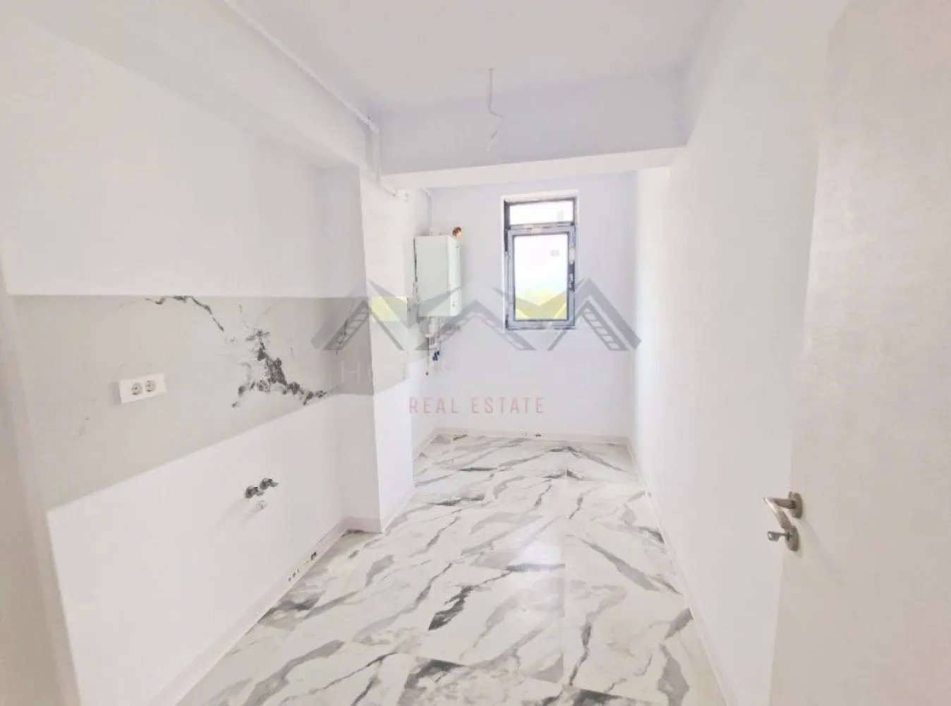 Apartament 2 camere Otopeni central | include TVA și parcare - Achiziția se realizează direct de la dezvoltator, fără perceperea vreunui comision din partea cumpărătorului. Oferim consultanță gratuită pe întreaga durată a procesului de achiziție, asigurând suport specializat la fiecare etapă. De asemenea, la solicitare, punem la dispoziție servicii de brokeraj financiar, fără costuri suplimentare, pentru identificarea celor mai avantajoase soluții de finanțare adaptate nevoilor dumneavoastră. Vă propunem, spre vânzare, un apartament de 2 camere, cu o suprafață utilă generoasă și compartimentare eficientă, într-un imobil nou cu regim de înălțime D+P+3M, amplasat în zona centrală a orașului Otopeni. Livingul de 24 mp utili este spațios și luminos, având acces direct către un balcon ideal pentru relaxare. Bucătăria, în suprafață de 8 mp utili, este închisă, perfectă pentru cei care preferă un spațiu separat pentru gătit. Dormitorul oferă intimitate și confort, iar baia este modernă, complet utilată și finisată cu materiale de calitate. Apartamentul se predă finisat cu parchet, gresie și faianță, iar dotările moderne – centrală proprie și încălzire prin pardoseală – asigură confort termic ridicat și costuri reduse la întreținere. Este racordat la toate utilitățile publice: apă, gaze, electricitate și canalizare. Poziționarea este unul dintre marile avantaje: apartamentul se află la câteva minute de mers pe jos de piață, supermarketuri, restaurante, farmacii și transport public. Accesul către DN1, Centura București și Aeroportul Henri Coandă este facil și rapid, iar, în perspectivă, zona va beneficia și de o viitoare stație de metrou. Prețul afișat este final, include TVA și un loc de parcare dedicat. Pozele sunt reale. 📞 Contactează-ne acum pentru mai multe detalii și programează o vizionare!