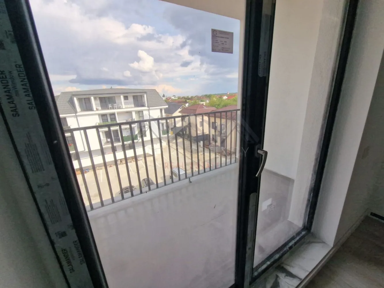 Apartament 2 camere Otopeni central | include TVA și parcare - Achiziția se realizează direct de la dezvoltator, fără perceperea vreunui comision din partea cumpărătorului. Oferim consultanță gratuită pe întreaga durată a procesului de achiziție, asigurând suport specializat la fiecare etapă. De asemenea, la solicitare, punem la dispoziție servicii de brokeraj financiar, fără costuri suplimentare, pentru identificarea celor mai avantajoase soluții de finanțare adaptate nevoilor dumneavoastră. Vă propunem, spre vânzare, un apartament de 2 camere, cu o suprafață utilă generoasă și compartimentare eficientă, într-un imobil nou cu regim de înălțime D+P+3M, amplasat în zona centrală a orașului Otopeni. Livingul de 24 mp utili este spațios și luminos, având acces direct către un balcon ideal pentru relaxare. Bucătăria, în suprafață de 8 mp utili, este închisă, perfectă pentru cei care preferă un spațiu separat pentru gătit. Dormitorul oferă intimitate și confort, iar baia este modernă, complet utilată și finisată cu materiale de calitate. Apartamentul se predă finisat cu parchet, gresie și faianță, iar dotările moderne – centrală proprie și încălzire prin pardoseală – asigură confort termic ridicat și costuri reduse la întreținere. Este racordat la toate utilitățile publice: apă, gaze, electricitate și canalizare. Poziționarea este unul dintre marile avantaje: apartamentul se află la câteva minute de mers pe jos de piață, supermarketuri, restaurante, farmacii și transport public. Accesul către DN1, Centura București și Aeroportul Henri Coandă este facil și rapid, iar, în perspectivă, zona va beneficia și de o viitoare stație de metrou. Prețul afișat este final, include TVA și un loc de parcare dedicat. Pozele sunt reale. 📞 Contactează-ne acum pentru mai multe detalii și programează o vizionare!