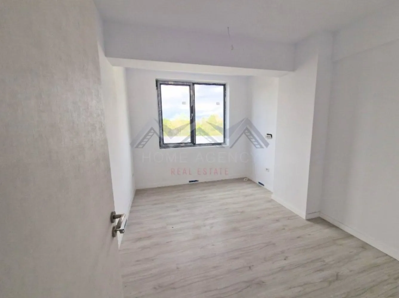 Apartament 2 camere Otopeni central | include TVA și parcare - Achiziția se realizează direct de la dezvoltator, fără perceperea vreunui comision din partea cumpărătorului. Oferim consultanță gratuită pe întreaga durată a procesului de achiziție, asigurând suport specializat la fiecare etapă. De asemenea, la solicitare, punem la dispoziție servicii de brokeraj financiar, fără costuri suplimentare, pentru identificarea celor mai avantajoase soluții de finanțare adaptate nevoilor dumneavoastră. Vă propunem, spre vânzare, un apartament de 2 camere, cu o suprafață utilă generoasă și compartimentare eficientă, într-un imobil nou cu regim de înălțime D+P+3M, amplasat în zona centrală a orașului Otopeni. Livingul de 24 mp utili este spațios și luminos, având acces direct către un balcon ideal pentru relaxare. Bucătăria, în suprafață de 8 mp utili, este închisă, perfectă pentru cei care preferă un spațiu separat pentru gătit. Dormitorul oferă intimitate și confort, iar baia este modernă, complet utilată și finisată cu materiale de calitate. Apartamentul se predă finisat cu parchet, gresie și faianță, iar dotările moderne – centrală proprie și încălzire prin pardoseală – asigură confort termic ridicat și costuri reduse la întreținere. Este racordat la toate utilitățile publice: apă, gaze, electricitate și canalizare. Poziționarea este unul dintre marile avantaje: apartamentul se află la câteva minute de mers pe jos de piață, supermarketuri, restaurante, farmacii și transport public. Accesul către DN1, Centura București și Aeroportul Henri Coandă este facil și rapid, iar, în perspectivă, zona va beneficia și de o viitoare stație de metrou. Prețul afișat este final, include TVA și un loc de parcare dedicat. Pozele sunt reale. 📞 Contactează-ne acum pentru mai multe detalii și programează o vizionare!