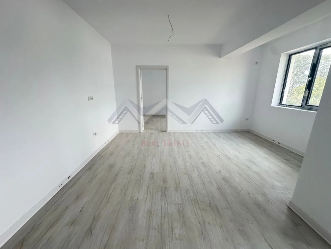 Apartament 2 camere , central Otopeni | Comision 0 | - Vă propunem, spre vânzare, un apartament cu 2 camere, situat în centrul orașului Otopeni, într-un imobil modern (D+P+3). Această locuință combină confortul unui cămin primitor cu funcționalitatea unei investiții inteligente, fiind potrivită atât pentru locuit, cât și pentru închiriere pe termen lung sau regim hotelier (Airbnb, Booking). Zona în care este amplasat apartamentul oferă liniște și acces rapid la tot ce ai nevoie zilnic: supermarketuri, restaurante, bănci, farmacii, piață și transport public. Conectivitatea este excelentă: DN1, Aeroportul Henri Coandă, Centura București și viitoarea stație de metrou sunt la doar câteva minute. Compartimentarea imobilului este foarte practică și inteligent gândită. Livingul este luminos, iar bucătăria separată asigură intimitate și confort pentru gătit, în timp ce dormitorul beneficiază de acces spre balcon, creând un colț privat de relaxare. Baia este modern utilată, iar holul de la intrare permite amenajarea unor spatii de depozitare suplimentare. Confortul termic este garantat de centrala proprie și sistemul de încălzire în pardoseală, pentru un ambient plăcut. Apartamentul se predă cu finisaje moderne și de calitate superioară – parchet, gresie și faianță – astfel încât noul proprietar să se poată muta imediat. Toate utilitățile sunt contorizate individual și racordate la rețele publice, iar apartamentul dispune de loc de parcare propriu inclus, un avantaj semnificativ în zona centrală a Otopeniului. 📸 Imaginile sunt reale. Vizionările sunt disponibile oricând, pentru a evalua calitatea construcției. Prețul afișat este final, include TVA 21% . Nu rata oportunitatea de a locui sau investi într-un apartament modern, într-o zonă centrală, accesibilă și bine conectată. Programează acum o vizionare!