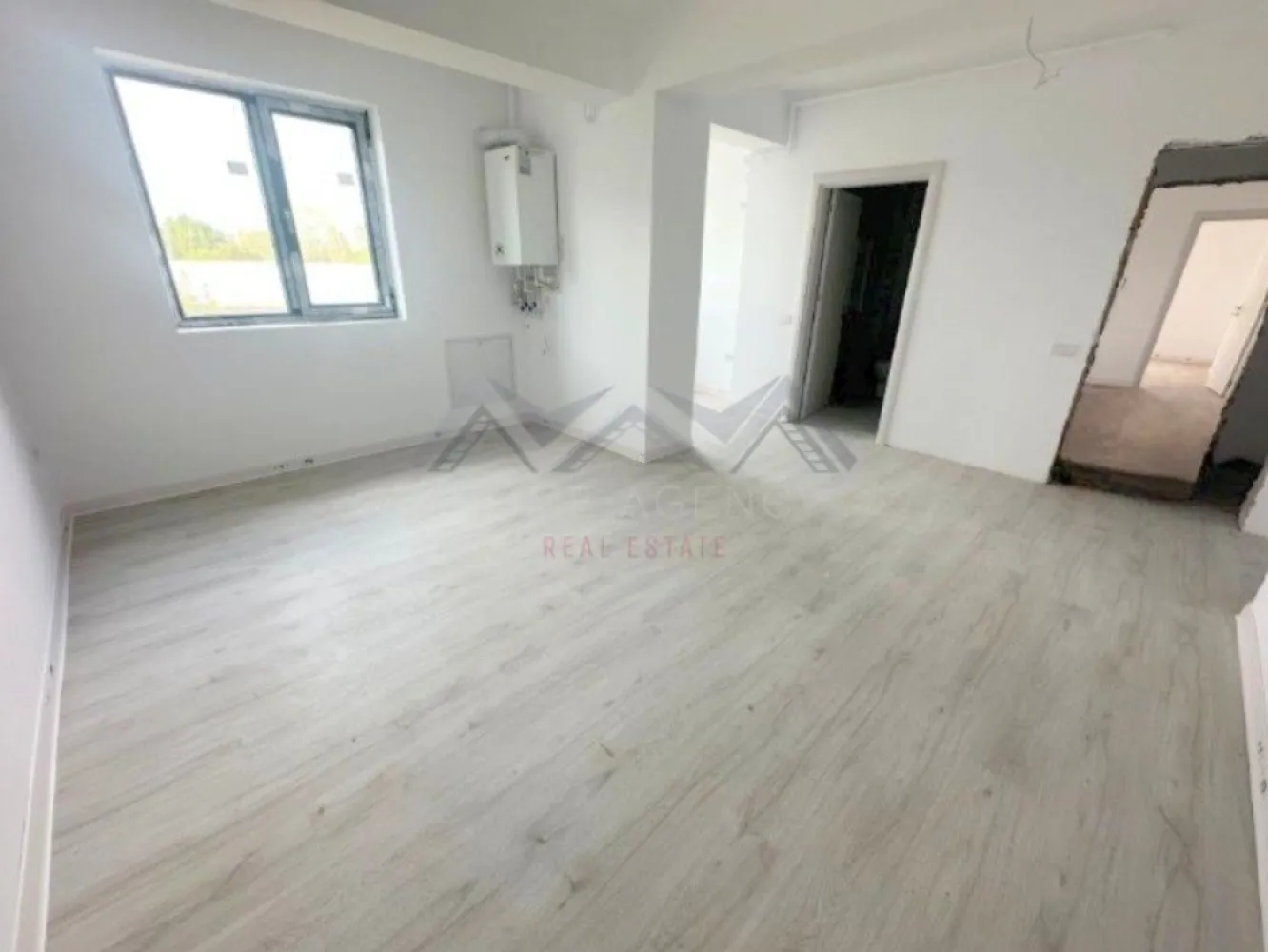 Apartament 2 camere , central Otopeni | Comision 0 | - Vă propunem, spre vânzare, un apartament cu 2 camere, situat în centrul orașului Otopeni, într-un imobil modern (D+P+3). Această locuință combină confortul unui cămin primitor cu funcționalitatea unei investiții inteligente, fiind potrivită atât pentru locuit, cât și pentru închiriere pe termen lung sau regim hotelier (Airbnb, Booking). Zona în care este amplasat apartamentul oferă liniște și acces rapid la tot ce ai nevoie zilnic: supermarketuri, restaurante, bănci, farmacii, piață și transport public. Conectivitatea este excelentă: DN1, Aeroportul Henri Coandă, Centura București și viitoarea stație de metrou sunt la doar câteva minute. Compartimentarea imobilului este foarte practică și inteligent gândită. Livingul este luminos, iar bucătăria separată asigură intimitate și confort pentru gătit, în timp ce dormitorul beneficiază de acces spre balcon, creând un colț privat de relaxare. Baia este modern utilată, iar holul de la intrare permite amenajarea unor spatii de depozitare suplimentare. Confortul termic este garantat de centrala proprie și sistemul de încălzire în pardoseală, pentru un ambient plăcut. Apartamentul se predă cu finisaje moderne și de calitate superioară – parchet, gresie și faianță – astfel încât noul proprietar să se poată muta imediat. Toate utilitățile sunt contorizate individual și racordate la rețele publice, iar apartamentul dispune de loc de parcare propriu inclus, un avantaj semnificativ în zona centrală a Otopeniului. 📸 Imaginile sunt reale. Vizionările sunt disponibile oricând, pentru a evalua calitatea construcției. Prețul afișat este final, include TVA 21% . Nu rata oportunitatea de a locui sau investi într-un apartament modern, într-o zonă centrală, accesibilă și bine conectată. Programează acum o vizionare!