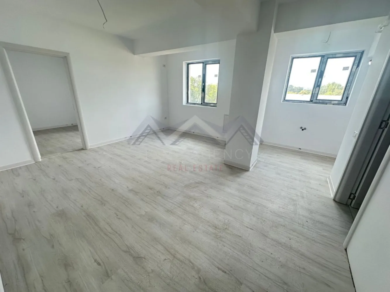 Apartament 2 camere , central Otopeni | Comision 0 | - Vă propunem, spre vânzare, un apartament cu 2 camere, situat în centrul orașului Otopeni, într-un imobil modern (D+P+3). Această locuință combină confortul unui cămin primitor cu funcționalitatea unei investiții inteligente, fiind potrivită atât pentru locuit, cât și pentru închiriere pe termen lung sau regim hotelier (Airbnb, Booking). Zona în care este amplasat apartamentul oferă liniște și acces rapid la tot ce ai nevoie zilnic: supermarketuri, restaurante, bănci, farmacii, piață și transport public. Conectivitatea este excelentă: DN1, Aeroportul Henri Coandă, Centura București și viitoarea stație de metrou sunt la doar câteva minute. Compartimentarea imobilului este foarte practică și inteligent gândită. Livingul este luminos, iar bucătăria separată asigură intimitate și confort pentru gătit, în timp ce dormitorul beneficiază de acces spre balcon, creând un colț privat de relaxare. Baia este modern utilată, iar holul de la intrare permite amenajarea unor spatii de depozitare suplimentare. Confortul termic este garantat de centrala proprie și sistemul de încălzire în pardoseală, pentru un ambient plăcut. Apartamentul se predă cu finisaje moderne și de calitate superioară – parchet, gresie și faianță – astfel încât noul proprietar să se poată muta imediat. Toate utilitățile sunt contorizate individual și racordate la rețele publice, iar apartamentul dispune de loc de parcare propriu inclus, un avantaj semnificativ în zona centrală a Otopeniului. 📸 Imaginile sunt reale. Vizionările sunt disponibile oricând, pentru a evalua calitatea construcției. Prețul afișat este final, include TVA 21% . Nu rata oportunitatea de a locui sau investi într-un apartament modern, într-o zonă centrală, accesibilă și bine conectată. Programează acum o vizionare!