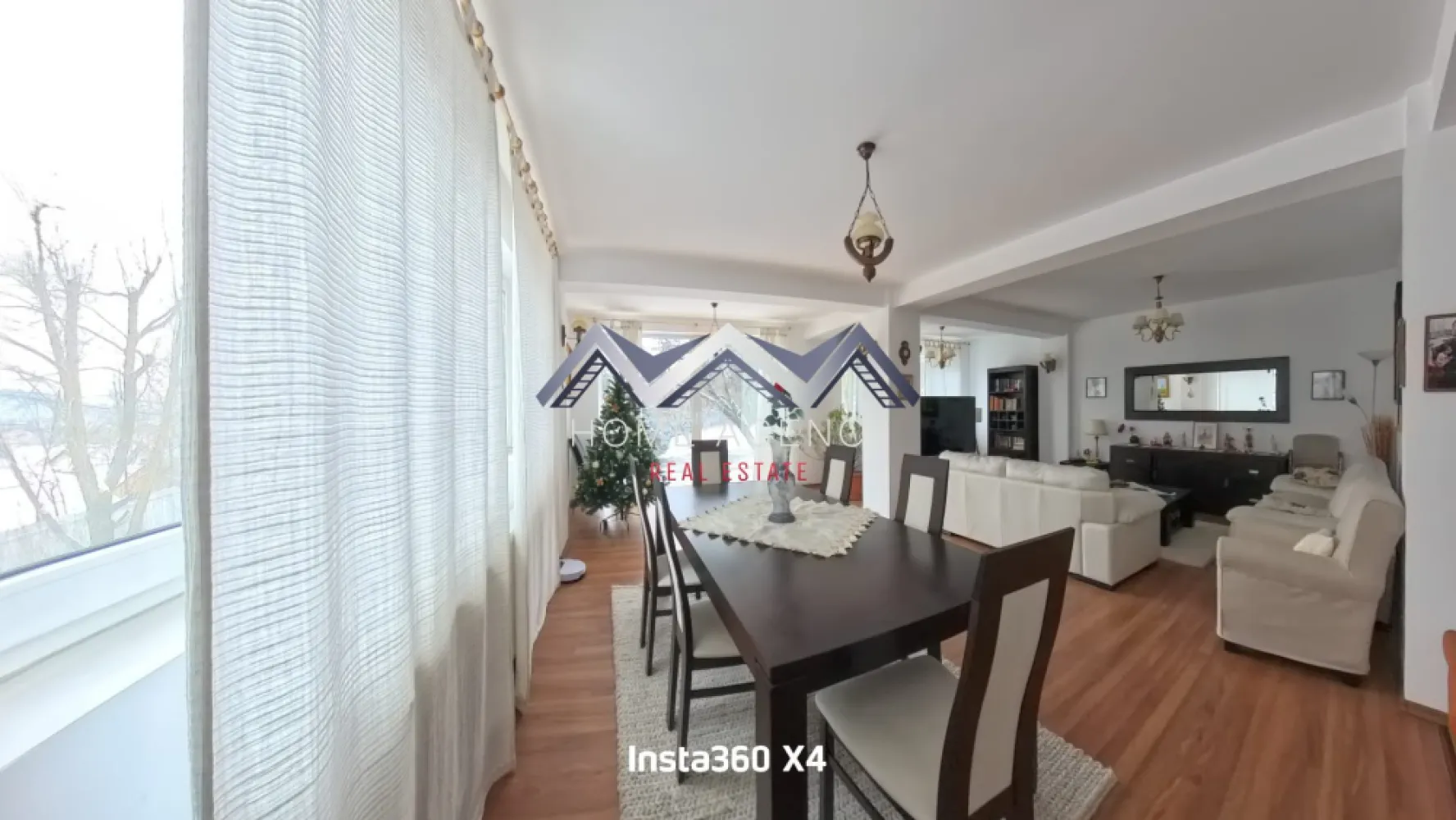 Vilă ultrafinisată cu panoramă superbă, teren 868 mp– Breaza - Te invit să descoperi o vilă rafinată din Breaza, ideală pentru cei care caută liniște, confort și o locuință finalizată, gata pentru mutare imediată. Proprietatea, construită solid pe structură de beton și finisată complet în 2005, oferă o suprafață utilă de 300 mp și o amprentă la sol de 120 mp, amplasată pe un teren de 868 mp, perfect pentru relaxare în aer liber sau pentru amenajări viitoare. Casa este dispusă pe parter, etaj și mansardă, cu un total de 6 camere luminoase, dintre care 4 dormitoare spațioase, complet mobilate și finisate modern, inclusiv un dormitor matrimonial, respectiv un living secundar la etaj, ce poate fi transformat într-un dormitor / cameră. Living-ul generos de la parter, conectat cu o bucătărie deschisă, complet mobilată și utilată, creează un spațiu armonios pentru momente în familie sau cu oaspeții. Cele 4 băi, fiecare prevăzută cu geam, cadă sau cabină de duș, completează perfect funcționalitatea casei. Proprietatea se remarcă prin finisaje de calitate și un sistem complet de izolație exterioară și interioară, ceea ce conferă un confort termic excelent în orice sezon. Confortul este susținut și de 2 centrale prin condensare, toate instalațiile fiind făcute din cupru. La exterior, casa dispune de 3 balcoane și 2 terase ideale pentru relaxare în aer liber, un garaj încăpător și cameră tehnică, precum și 4 locuri de parcare. Acoperișul din țiglă completează imaginea solidă și durabilă a locuinței. Priveliștea este unul dintre marile atuuri ale acestei proprietăți: panoramă superbă către munte și oraș, un cadru perfect pentru cei care își doresc un stil de viață echilibrat, în mijlocul naturii, dar cu acces rapid spre facilitățile urbane. Proprietatea beneficiază de toate utilitățile: apă, canalizare, gaz, curent, internet, precum și contorizări separate (apometre, contor electric și gaz). O casă complet mobilată și ultrafinisată, ideală ca reședință permanentă sau casă de vacanță, care îmbină armonios confortul modern cu liniștea specifică zonei de munte. Te așteptăm să o descoperi!