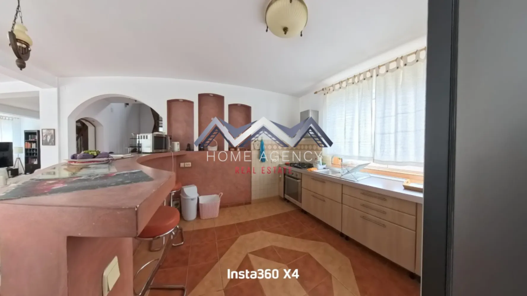 Vilă ultrafinisată cu panoramă superbă, teren 868 mp– Breaza - Te invit să descoperi o vilă rafinată din Breaza, ideală pentru cei care caută liniște, confort și o locuință finalizată, gata pentru mutare imediată. Proprietatea, construită solid pe structură de beton și finisată complet în 2005, oferă o suprafață utilă de 300 mp și o amprentă la sol de 120 mp, amplasată pe un teren de 868 mp, perfect pentru relaxare în aer liber sau pentru amenajări viitoare. Casa este dispusă pe parter, etaj și mansardă, cu un total de 6 camere luminoase, dintre care 4 dormitoare spațioase, complet mobilate și finisate modern, inclusiv un dormitor matrimonial, respectiv un living secundar la etaj, ce poate fi transformat într-un dormitor / cameră. Living-ul generos de la parter, conectat cu o bucătărie deschisă, complet mobilată și utilată, creează un spațiu armonios pentru momente în familie sau cu oaspeții. Cele 4 băi, fiecare prevăzută cu geam, cadă sau cabină de duș, completează perfect funcționalitatea casei. Proprietatea se remarcă prin finisaje de calitate și un sistem complet de izolație exterioară și interioară, ceea ce conferă un confort termic excelent în orice sezon. Confortul este susținut și de 2 centrale prin condensare, toate instalațiile fiind făcute din cupru. La exterior, casa dispune de 3 balcoane și 2 terase ideale pentru relaxare în aer liber, un garaj încăpător și cameră tehnică, precum și 4 locuri de parcare. Acoperișul din țiglă completează imaginea solidă și durabilă a locuinței. Priveliștea este unul dintre marile atuuri ale acestei proprietăți: panoramă superbă către munte și oraș, un cadru perfect pentru cei care își doresc un stil de viață echilibrat, în mijlocul naturii, dar cu acces rapid spre facilitățile urbane. Proprietatea beneficiază de toate utilitățile: apă, canalizare, gaz, curent, internet, precum și contorizări separate (apometre, contor electric și gaz). O casă complet mobilată și ultrafinisată, ideală ca reședință permanentă sau casă de vacanță, care îmbină armonios confortul modern cu liniștea specifică zonei de munte. Te așteptăm să o descoperi!