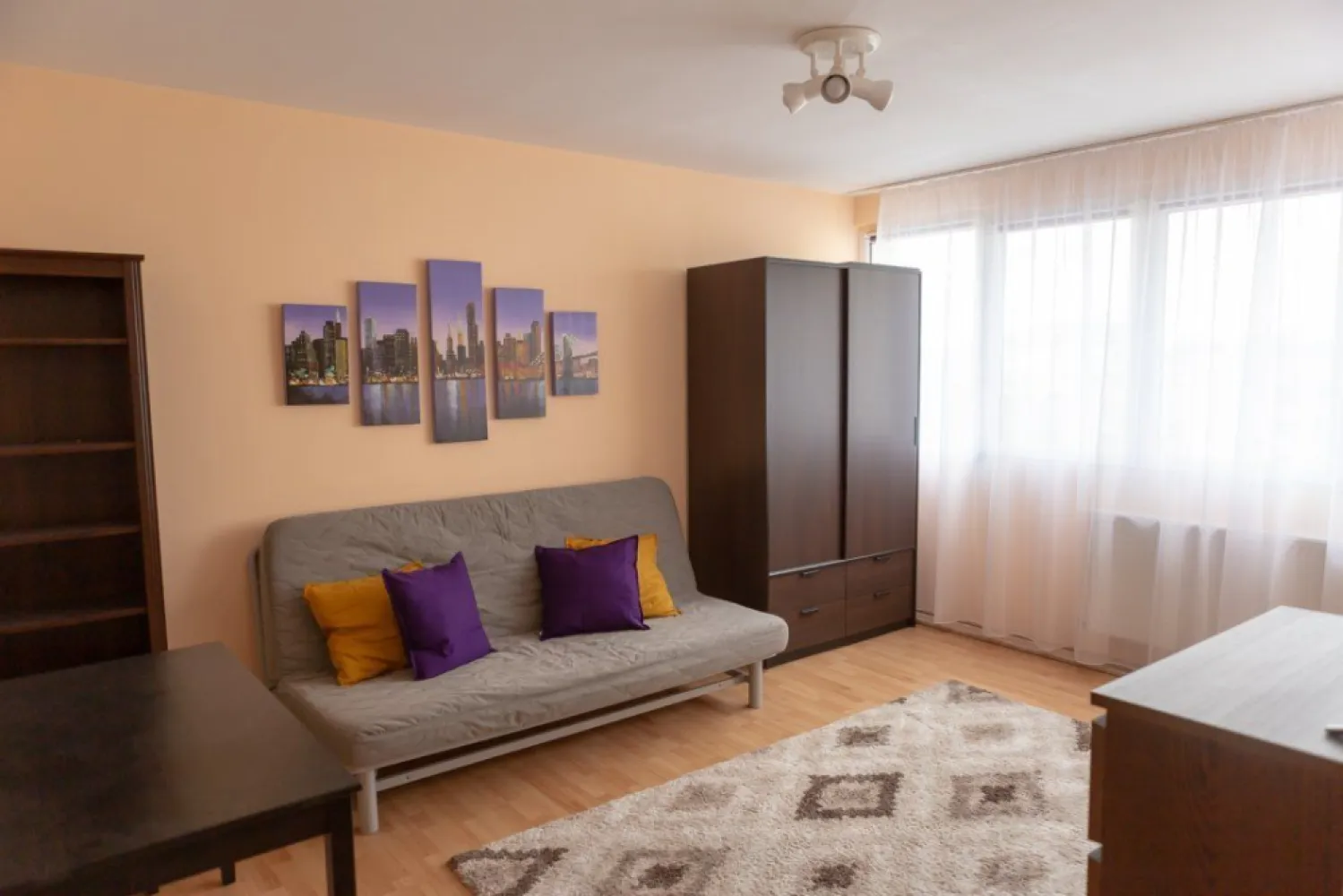 BRASADAS închiriază garsoniera et 9/9 40mp Dimtrie Cantemir. - Agenția imobiliara BRASADAS închiriază garsoniera la, 5 min mers pe jos de Centrul Vechi si Piata Unirii, la intrarea in metrou TIneretului, primul bloc dupa restaurant Dristor Kebab Tineretului. Amenajat recent, parchet, gresie, faianta, usa metalica, AC de tip Inverter ( GREE LOMO ) , TV Smart LG in fiecare camera , balcon inchis cu geam tip termopan, frigider Liebherr cu doua usi, masina spalat INDESIT, cuptor cu microunde ELECTROLUX. Mobilat complet ( mobila IKEA) Bloc recent izolat si reabilitat. Pentru mai multe oferte accesați www.brasadas.com